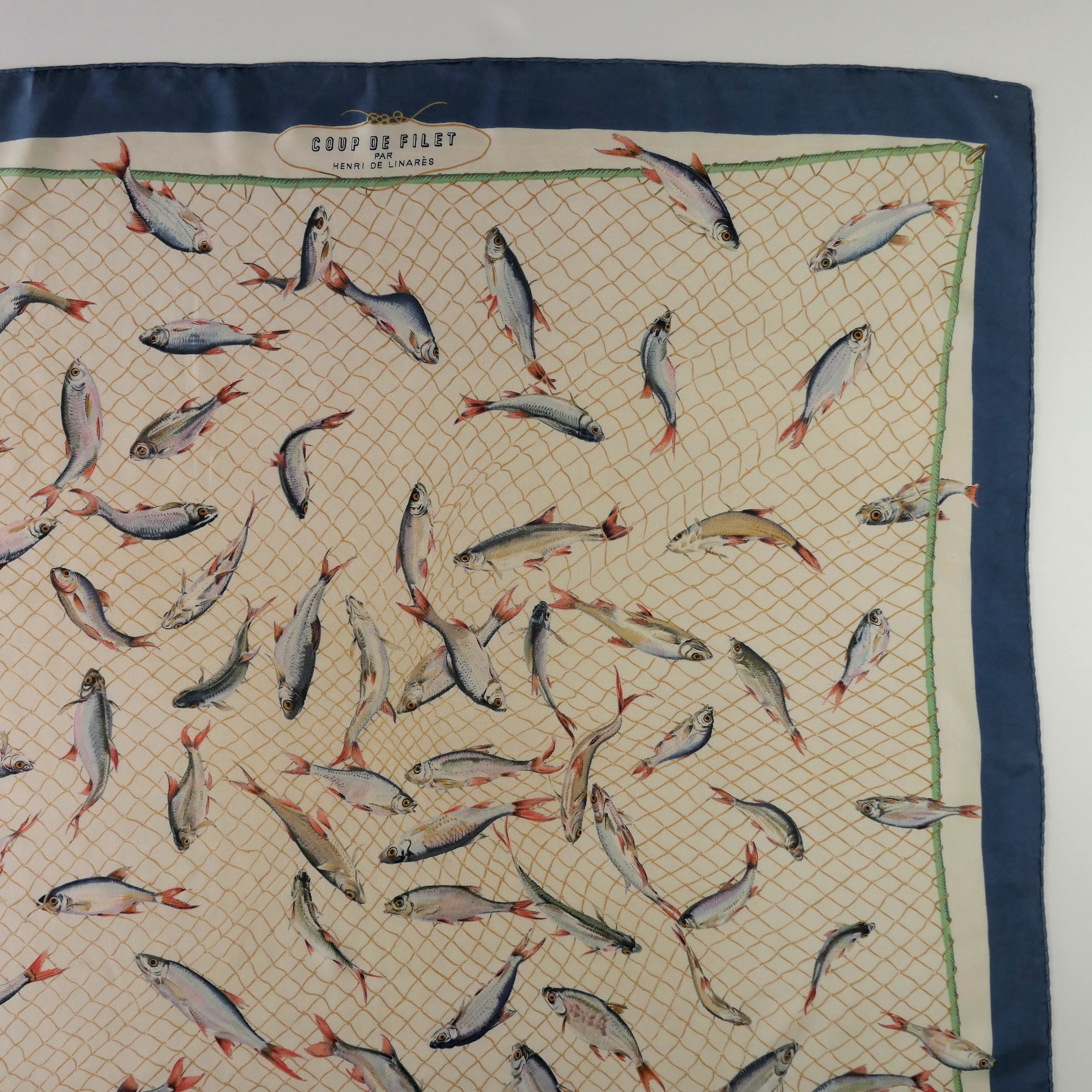 Carré Hermès Coup de Filet 90 cm soie, détail quart bordure bleu pétrole et poissons