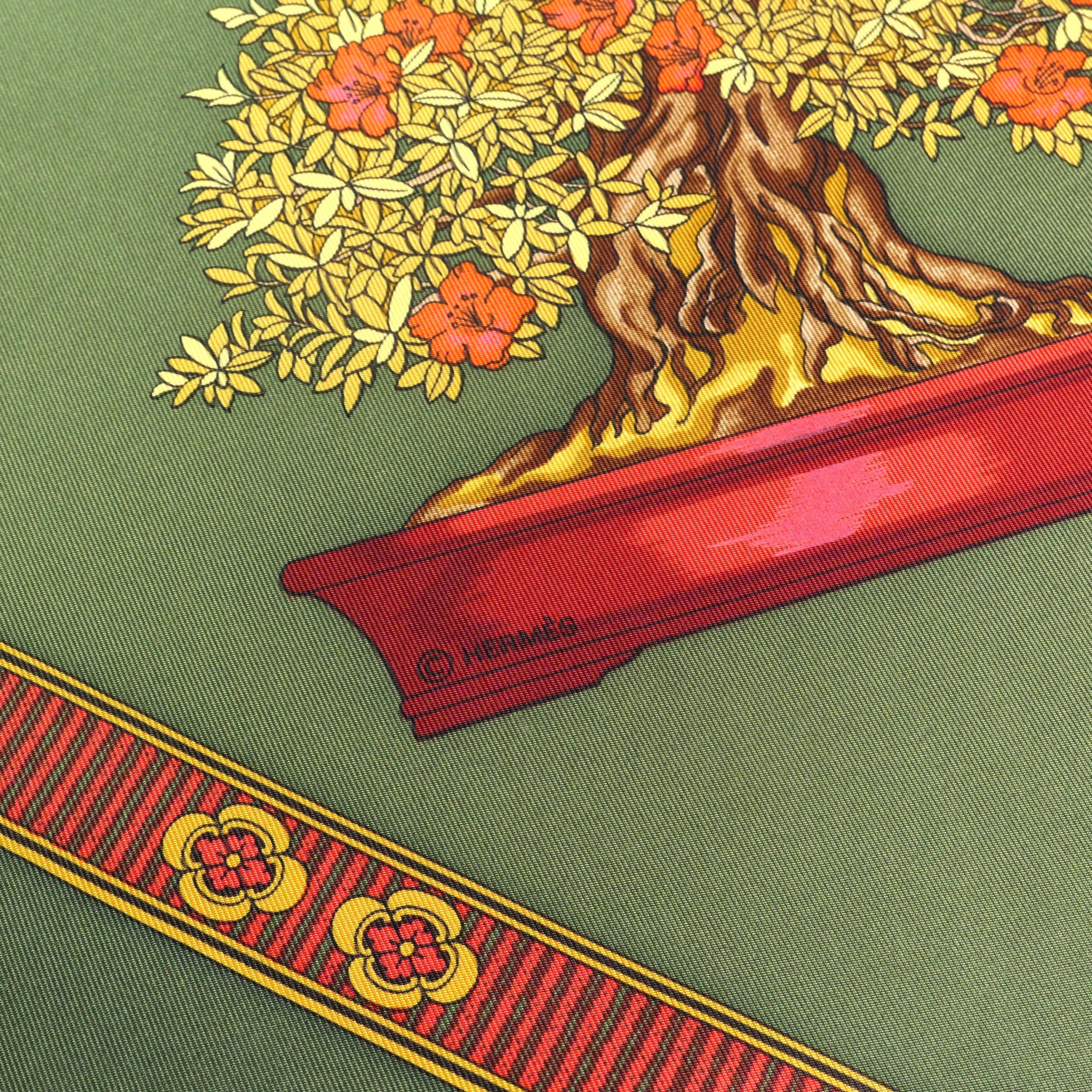 Carré Hermès Les Beaux Jours des Bonsaï 90 cm soie, signature copyright Hermès et bonsaï fleuri