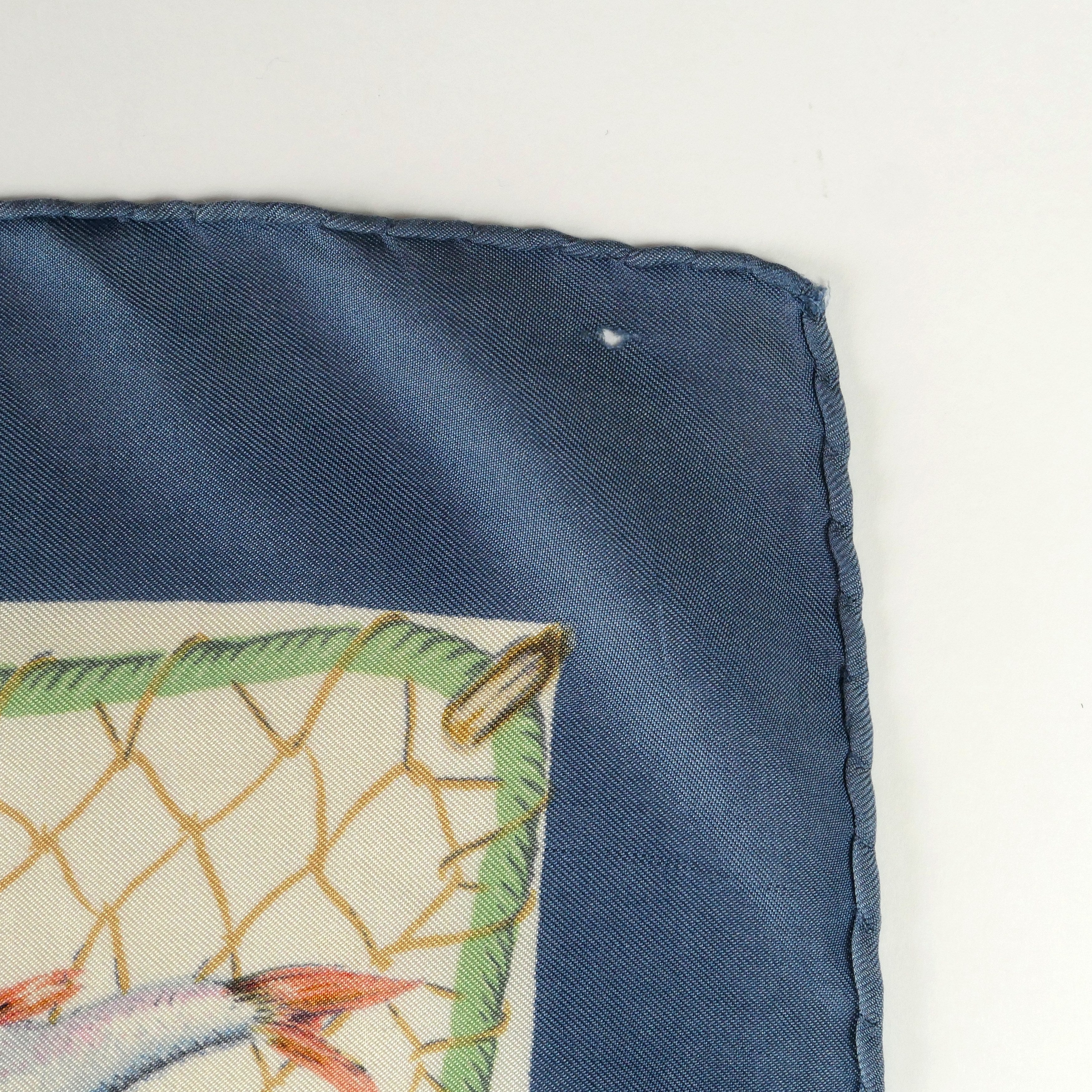 Carré Hermès Coup de Filet 90 cm soie, détail état petit trou visible bleu pétrole