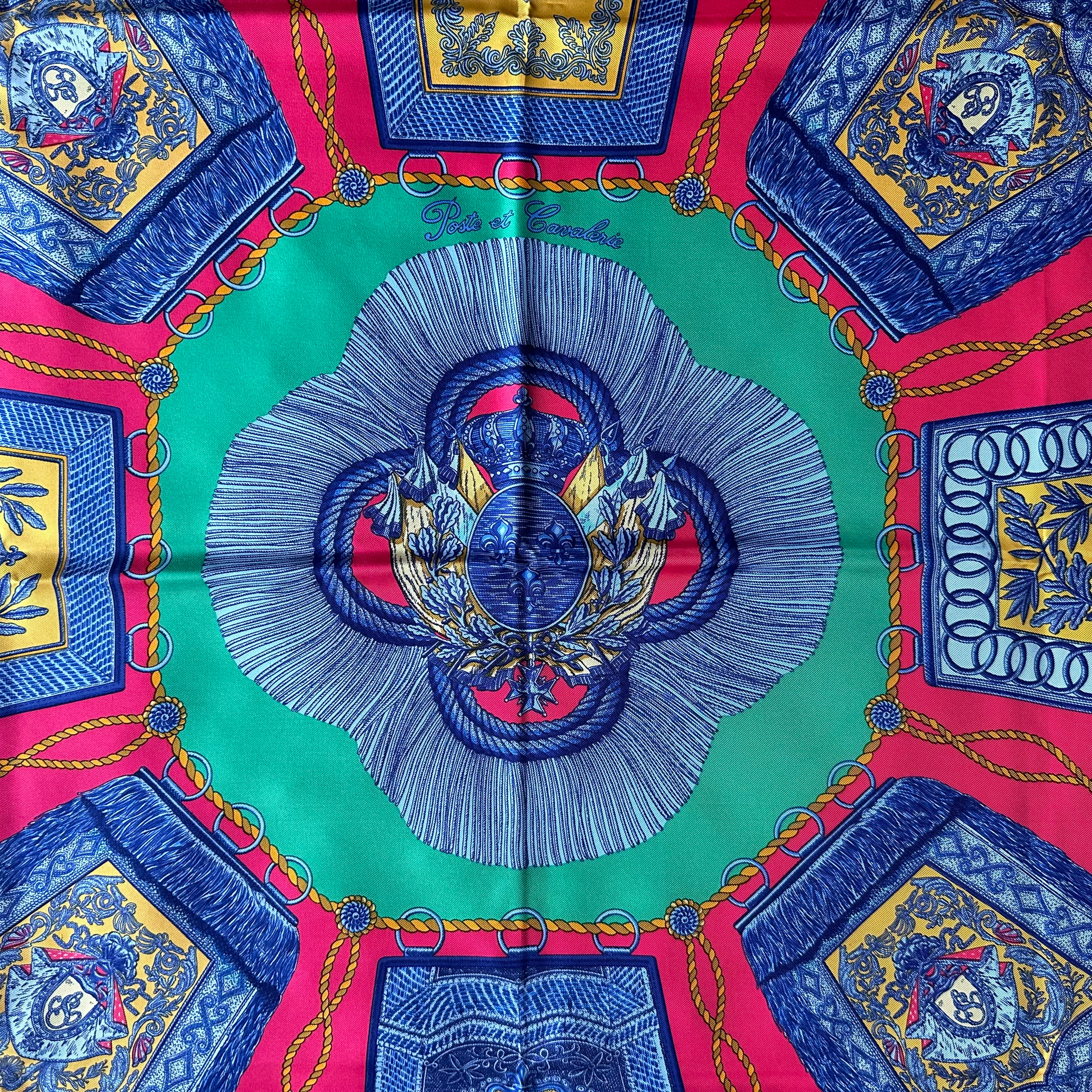 Hermes-foulard-poste-et-cavalerie-dessin-de Joachim-Metz-en soie-couleur- fuschia-vert