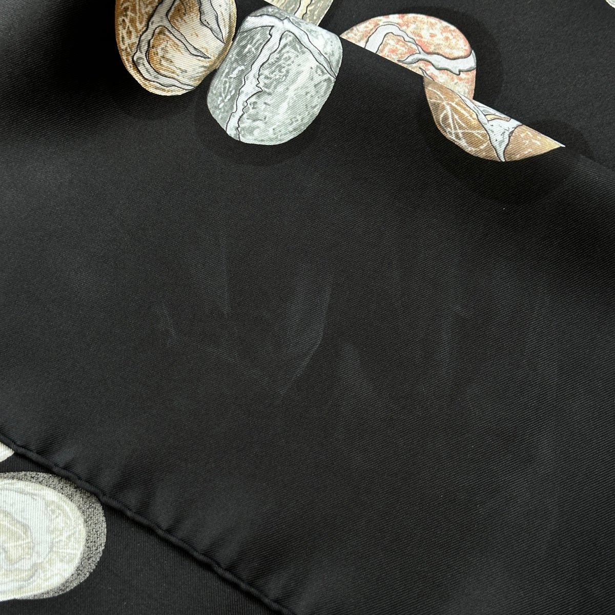 Carré Hermès Impose ta chance 90 cm soie, petites traces sur le fond noir et roulotté main