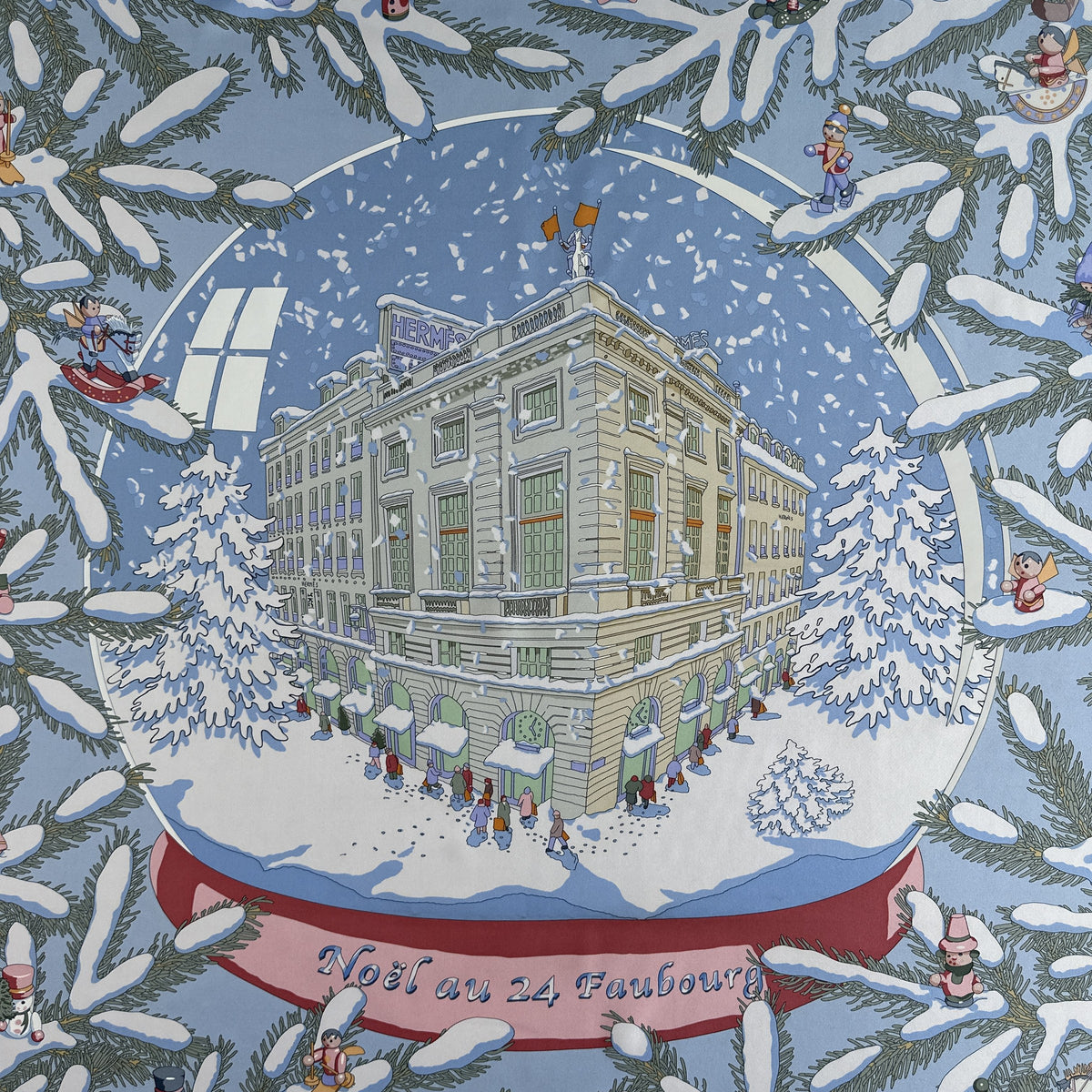 Carré Hermès Noël au 24 Faubourg Rybaltchenko 90 cm soie bleu ciel, boule à neige et immeuble du 24 Faubourg