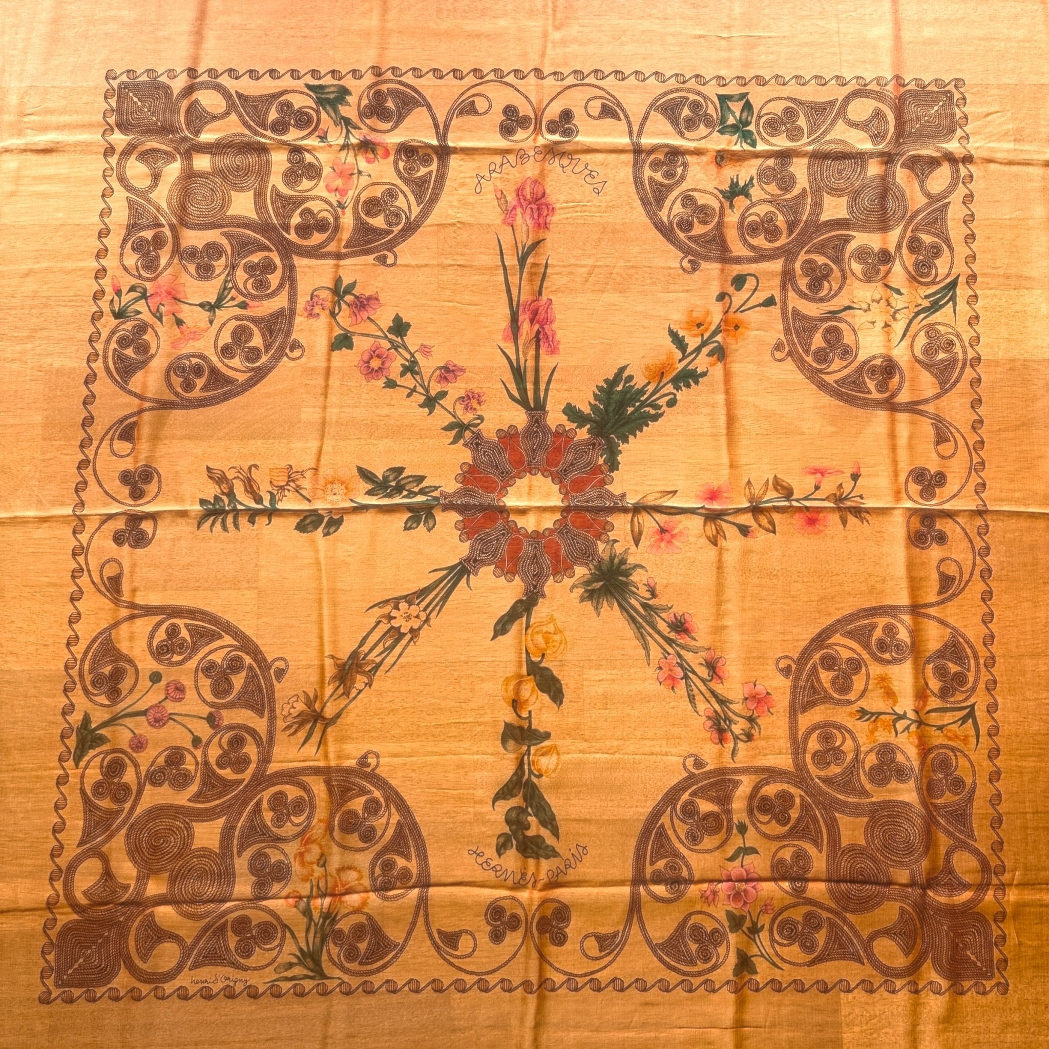 Détail du motif central d'enluminures et de volutes du châle Hermès "Arabesques".