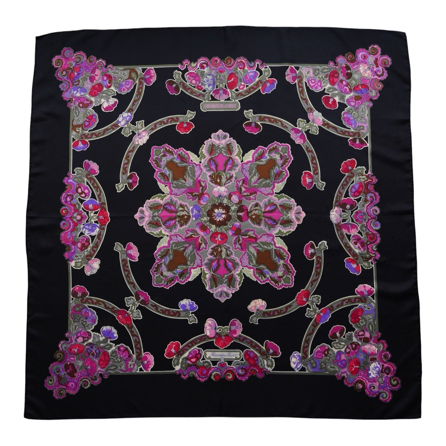 Foulard Hermès 90 cm "Anémones" par Caty Latham, première édition de 1980, coloris rare noir et fuchsia, étalé à plat.