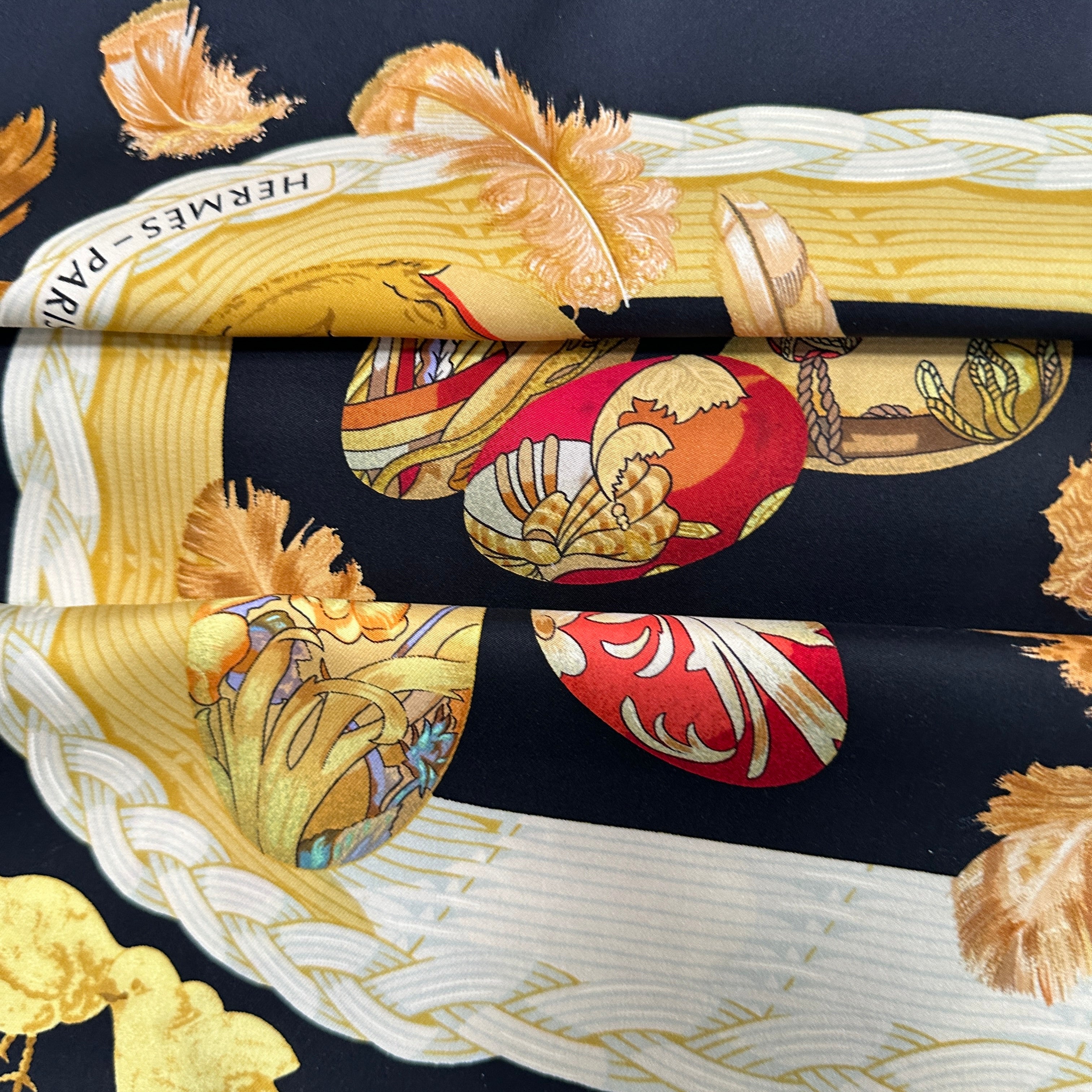 motif d'oeufs rouges sur le foulard hermes