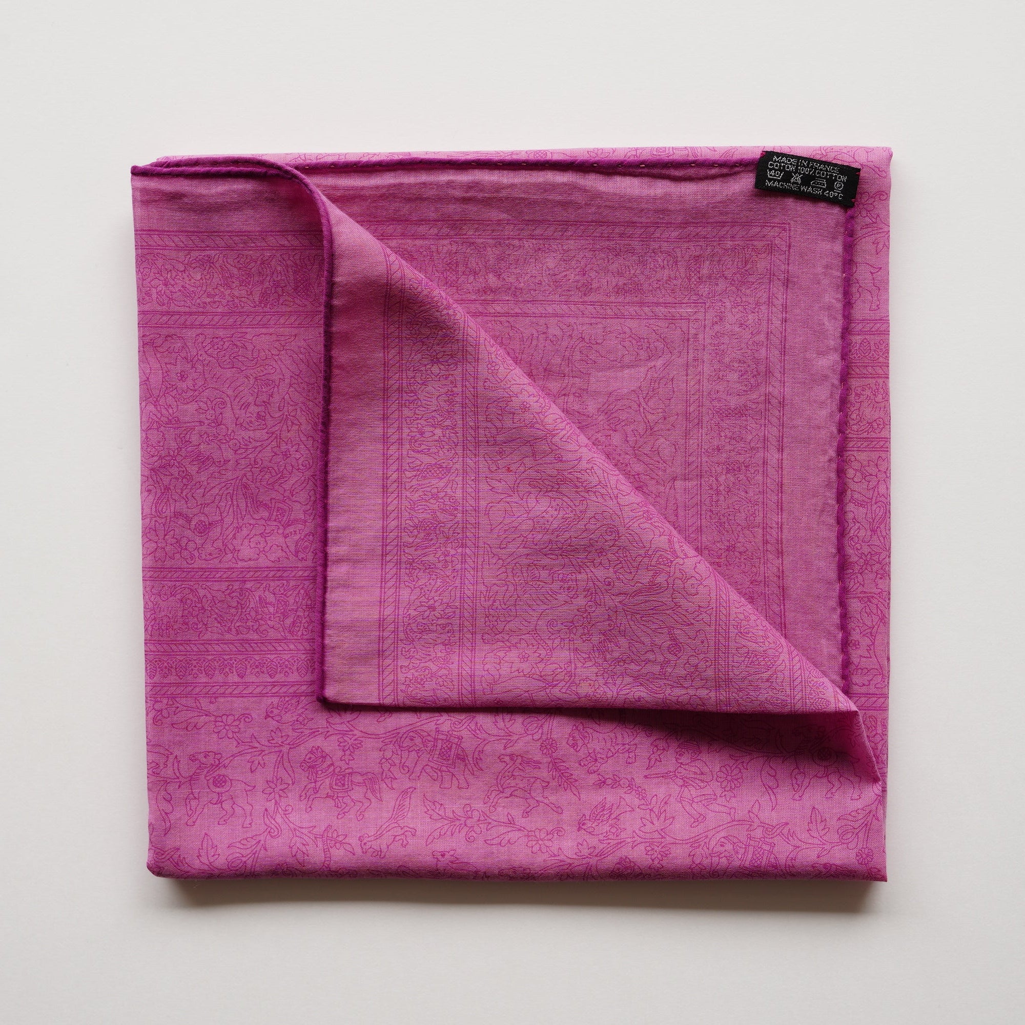 Rare Carré Hermès Collector "Chasses Indiennes" plié, édition défilé Gaultier PE 2008. Voile de coton rose fuchsia avec motif subtil.
