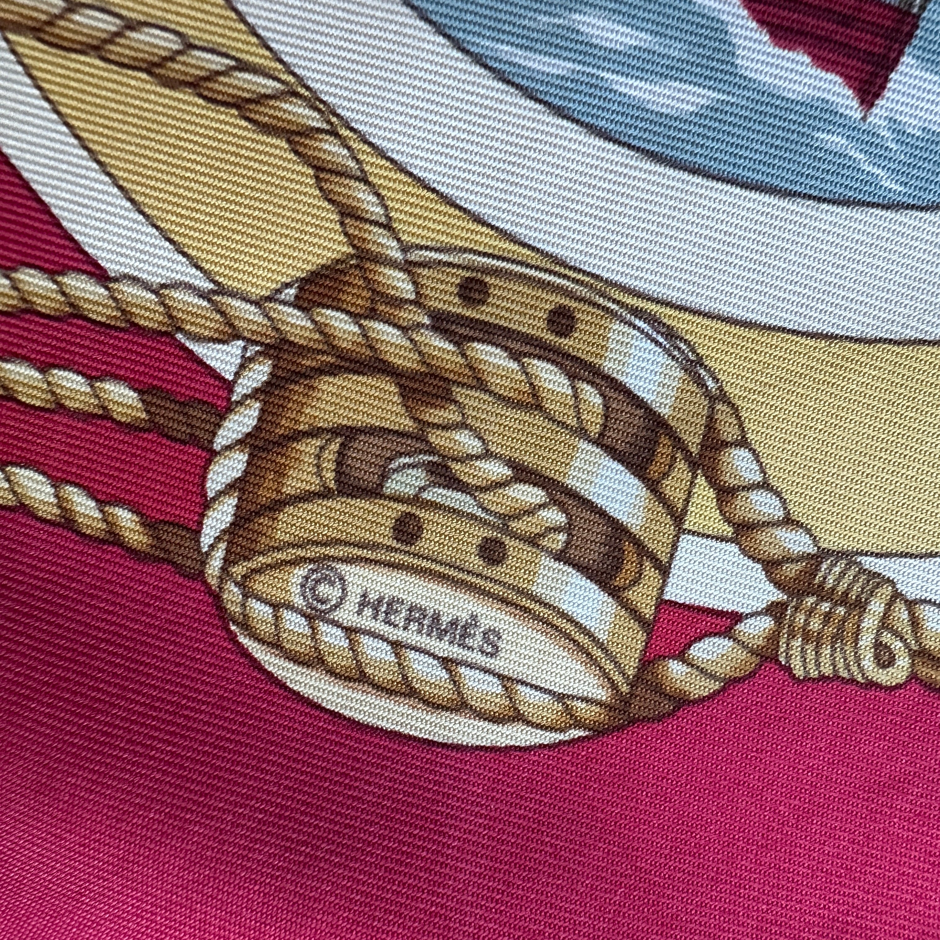 Détail d'un baril flottant portant l'inscription signature "Hermès"