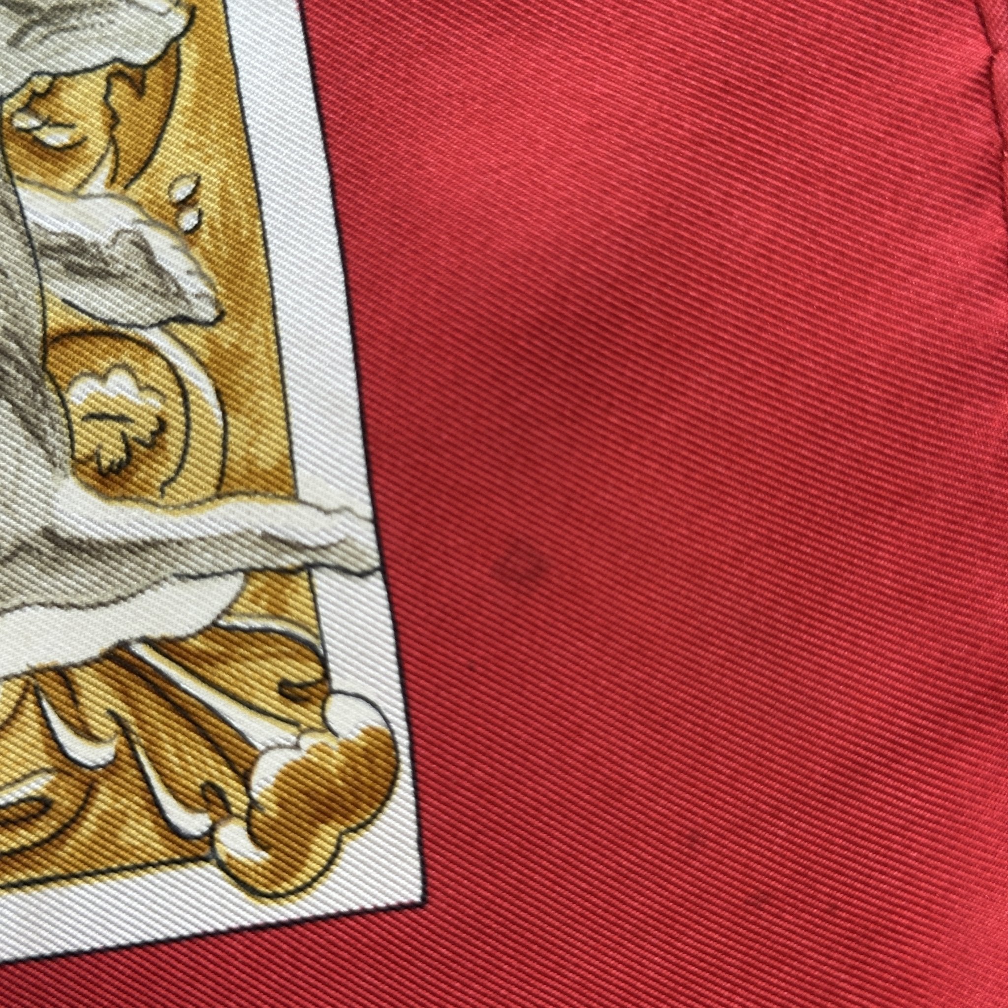 petit defaut sur le bord du foulard Hermès