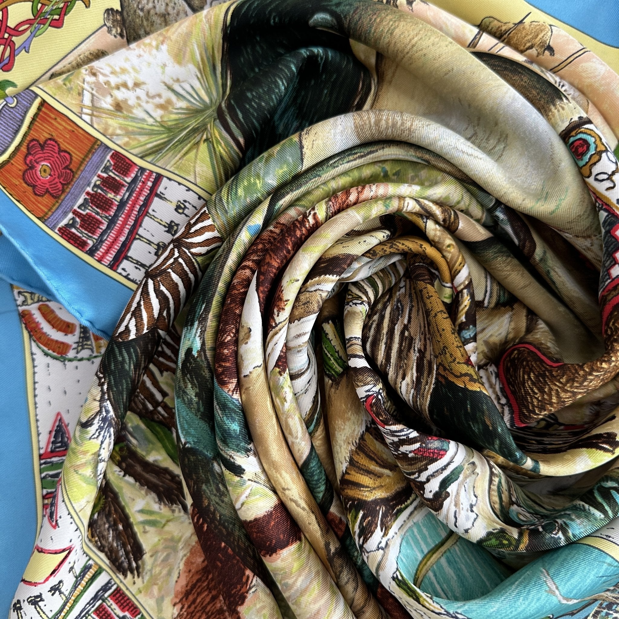 foulard plié couleur bleu marron orange