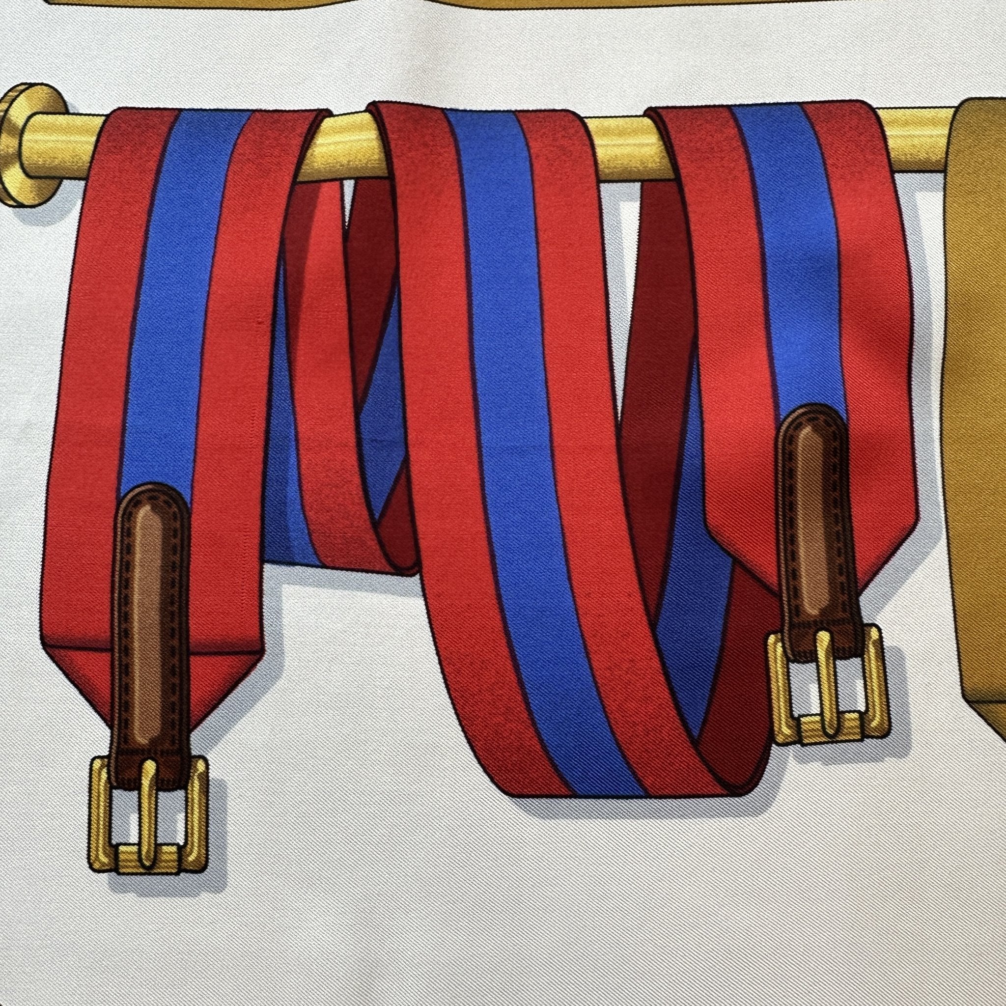 Gros plan sur l’entrecroisement des sangles rouges