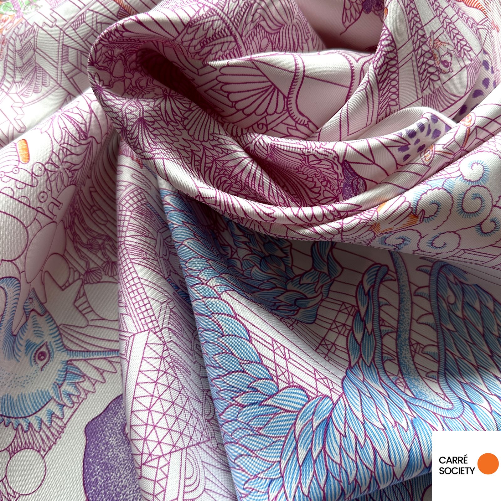 Vue d’ensemble du drapé : soie souple et lumineuse, mettant en valeur le graphisme contemporain de Jan Bajtlik.