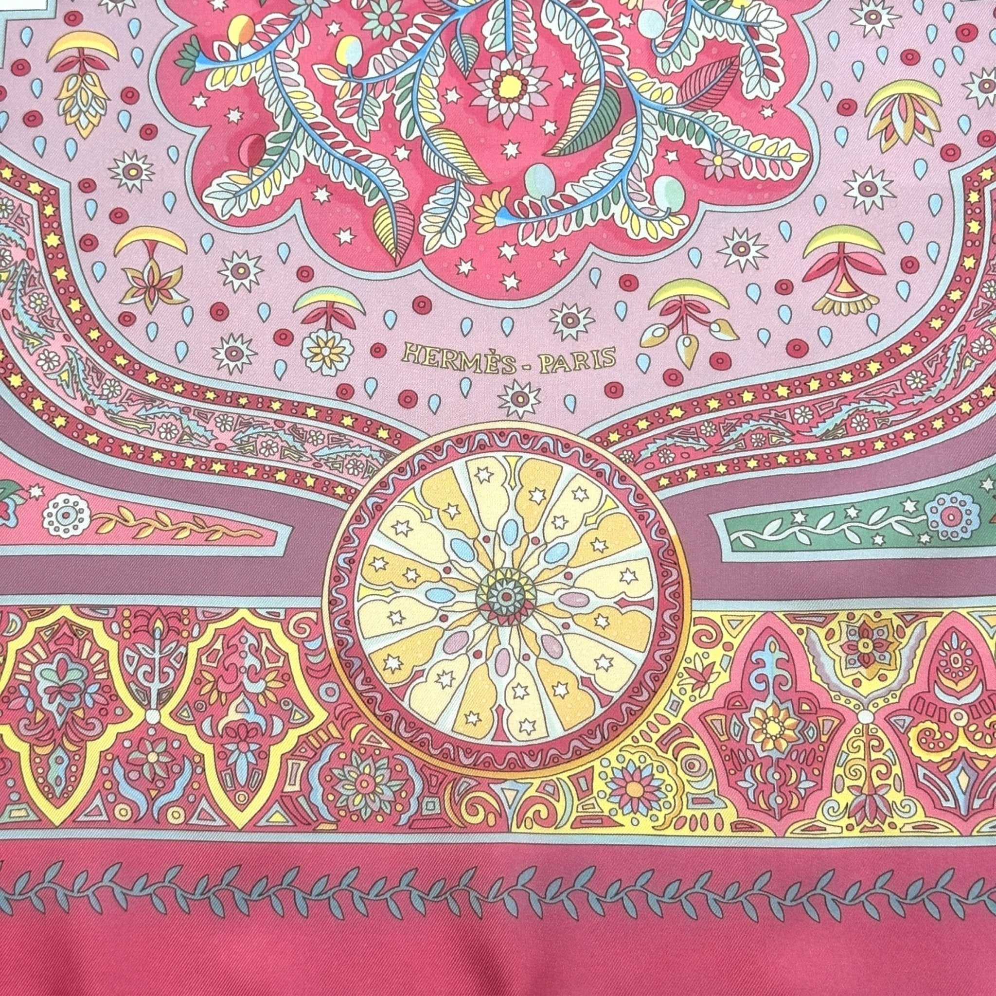 foulard carre hermes aux portes du palais signature hermes paris