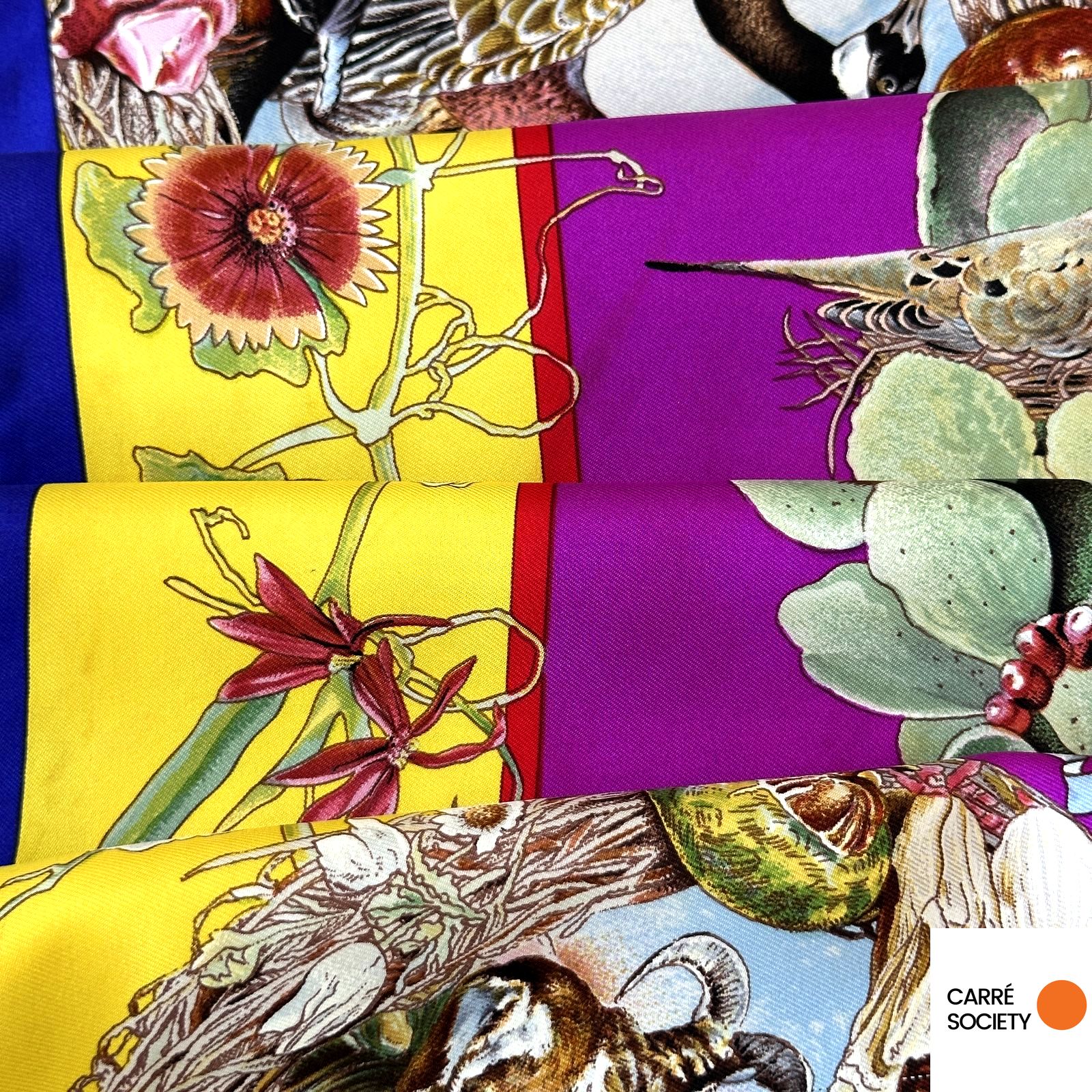 Détail floral et animal sur fond jaune et violet du carré Hermès Faune et Flore du Texas