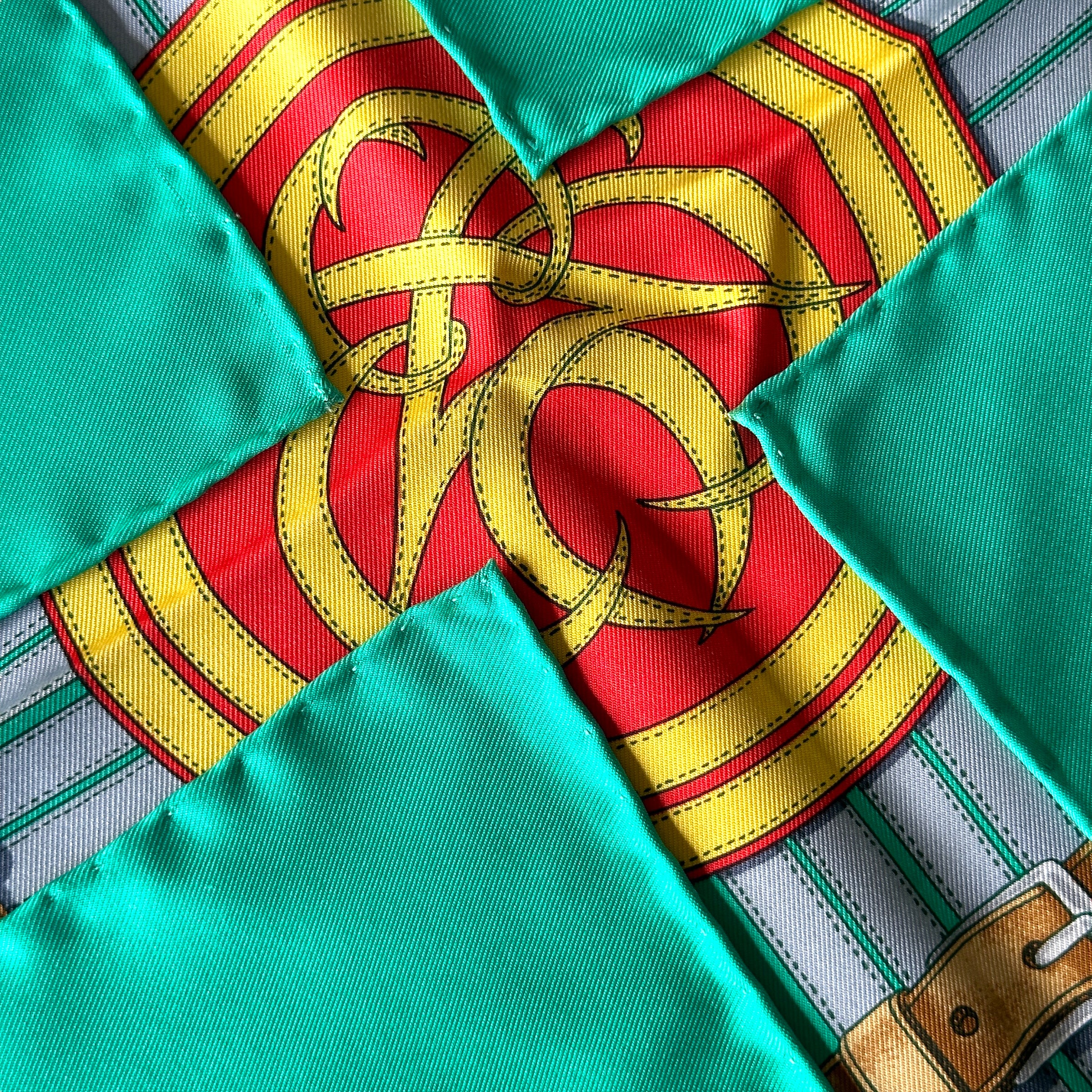 foulard-hermes-grande-tenue-bords-roulottes