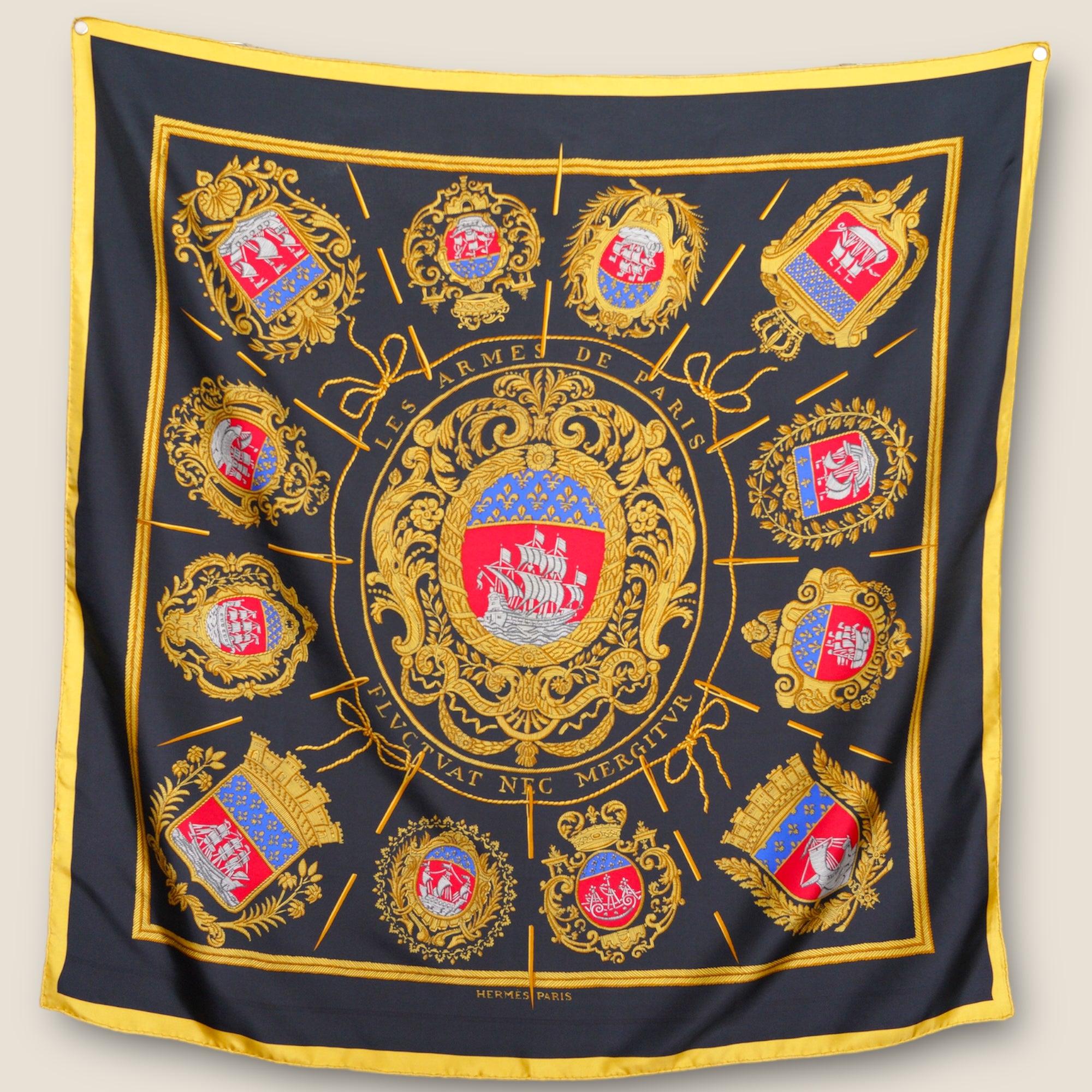 foulard-hermes-les-armes-de-paris-noir-et-or