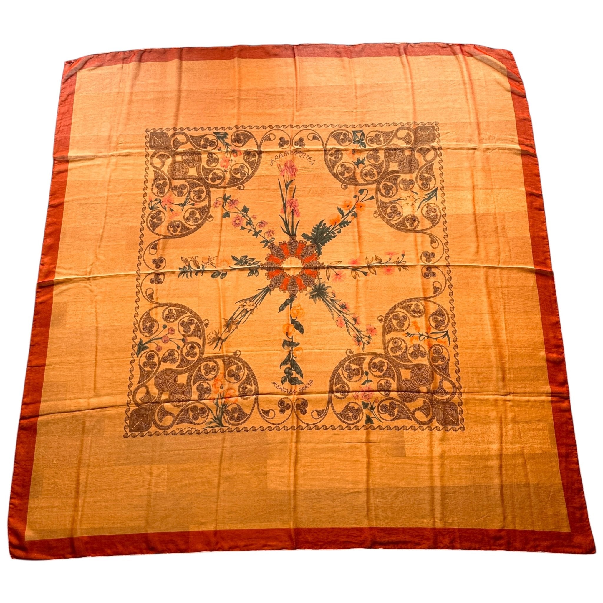 Foulard Hermès Arabesques 140 – Vue d’ensemble du carré en mousseline de soie