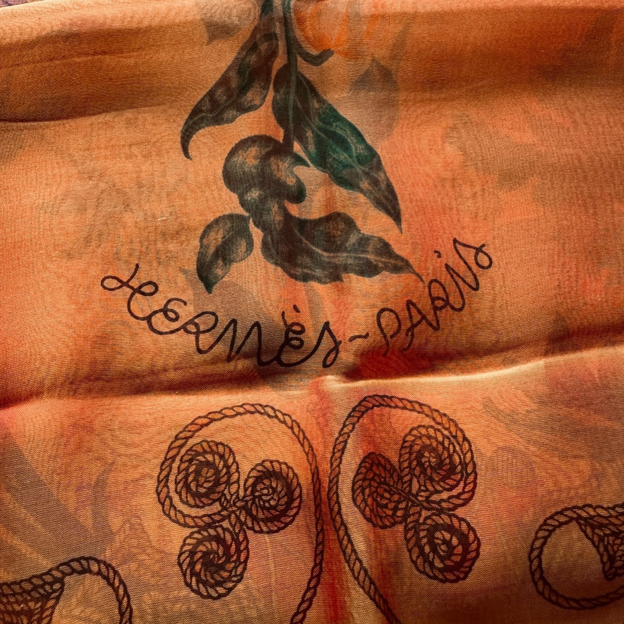 Signature Hermès Paris intégrée dans le dessin décoratif