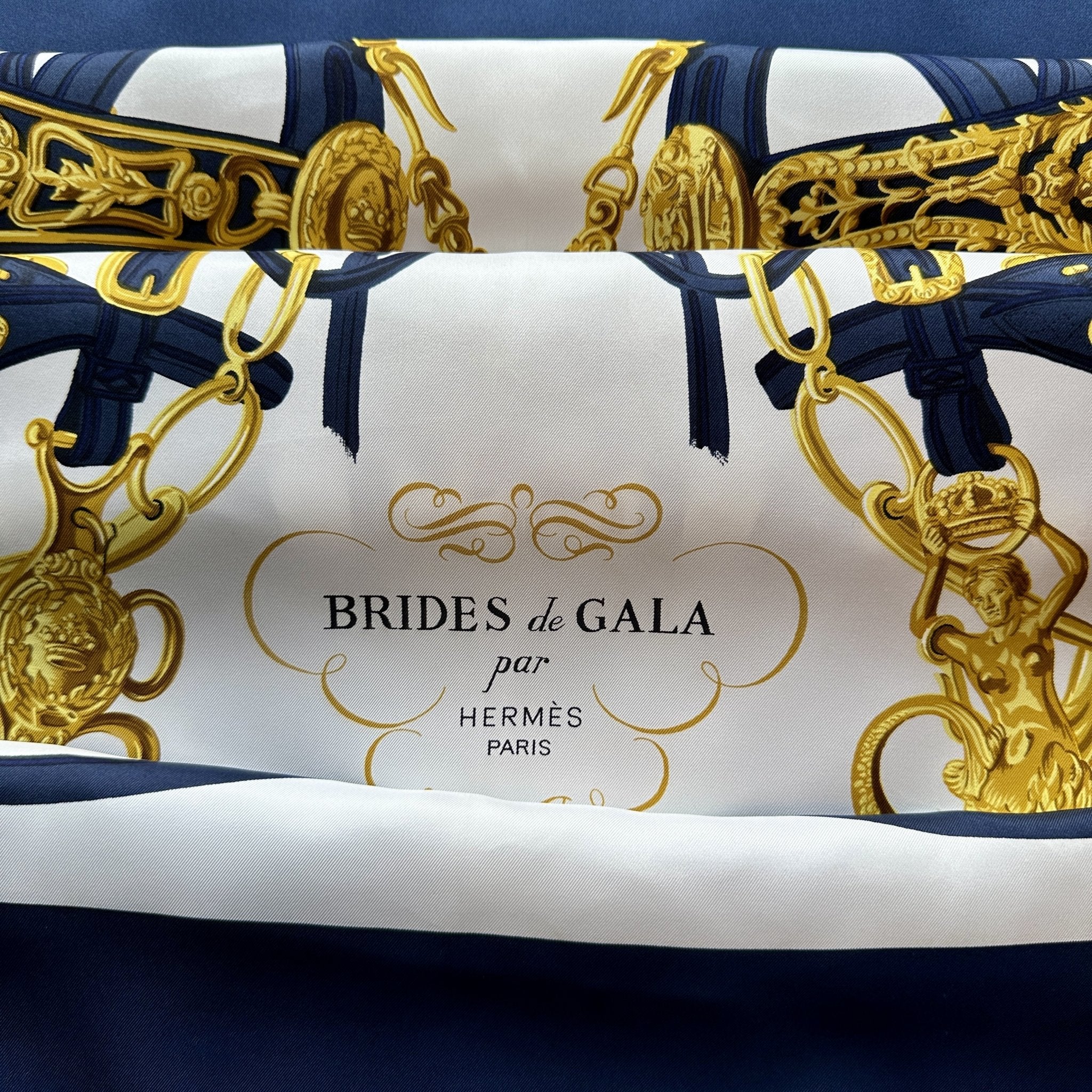 Foulard Hermès Brides de gala 90 cm – Vue d’ensemble, fond blanc, bord bleu marine