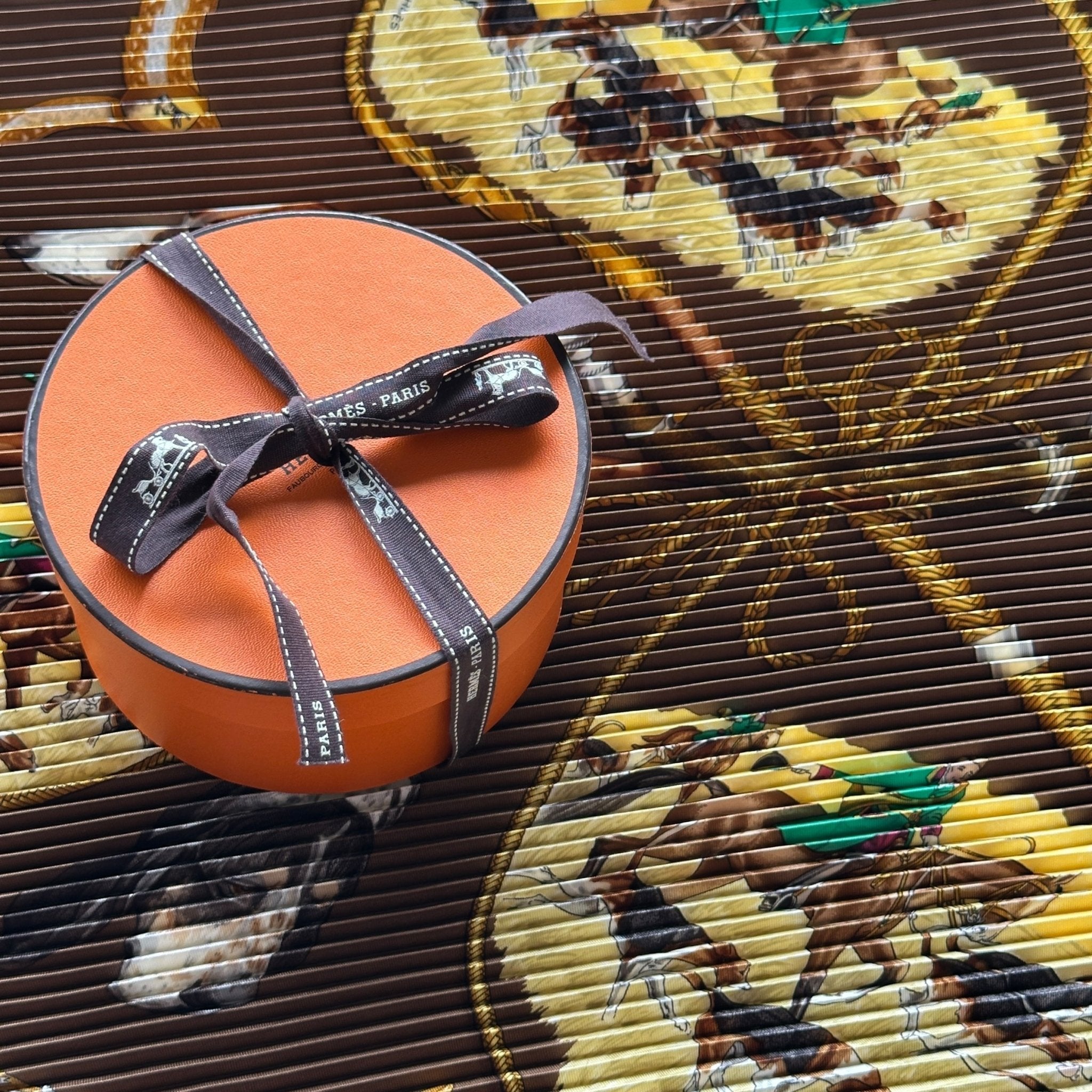 Boîte Hermès ronde accompagnant le carré – présentation soignée