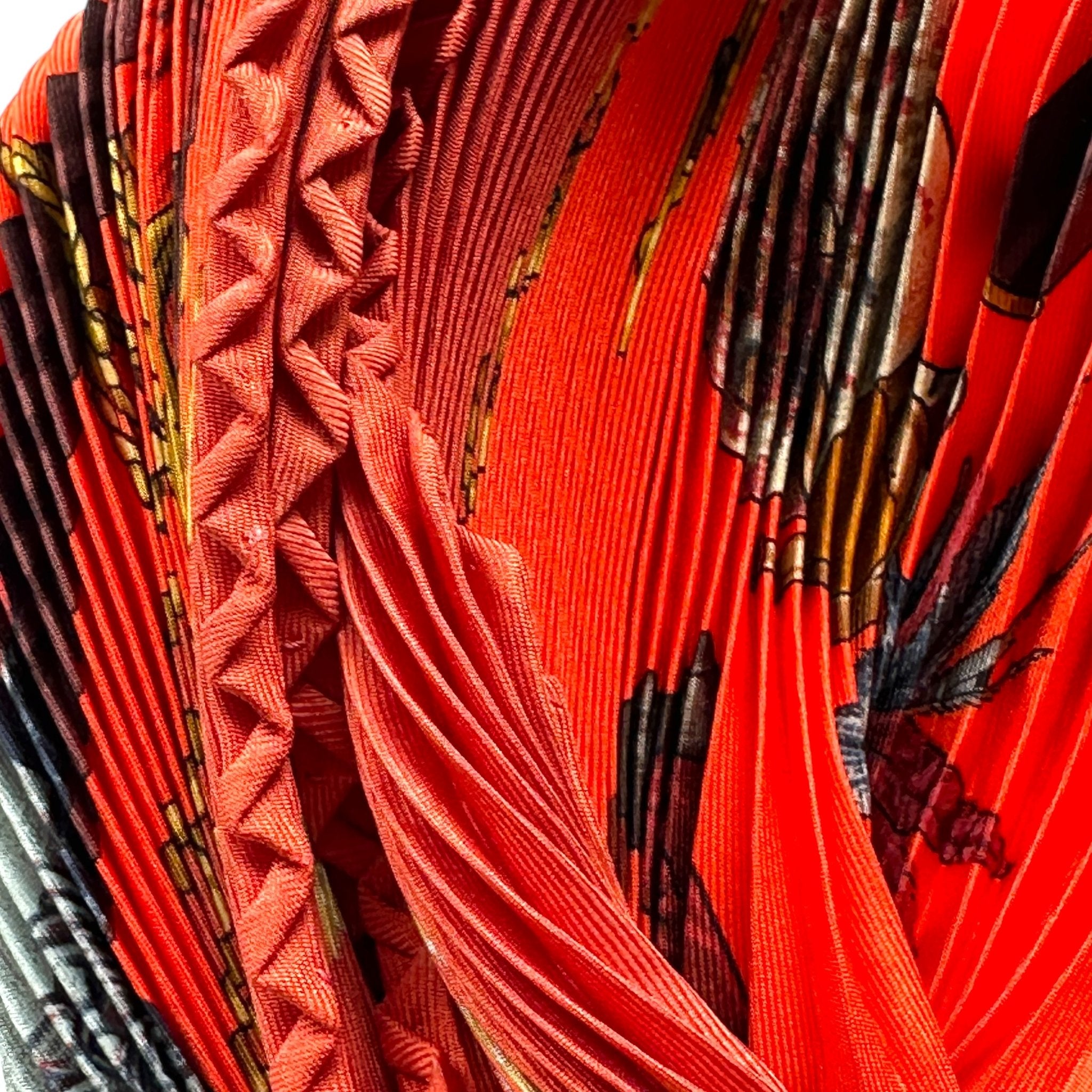 Détail des bords roulottés du carré hermès à la main sur soie plissée