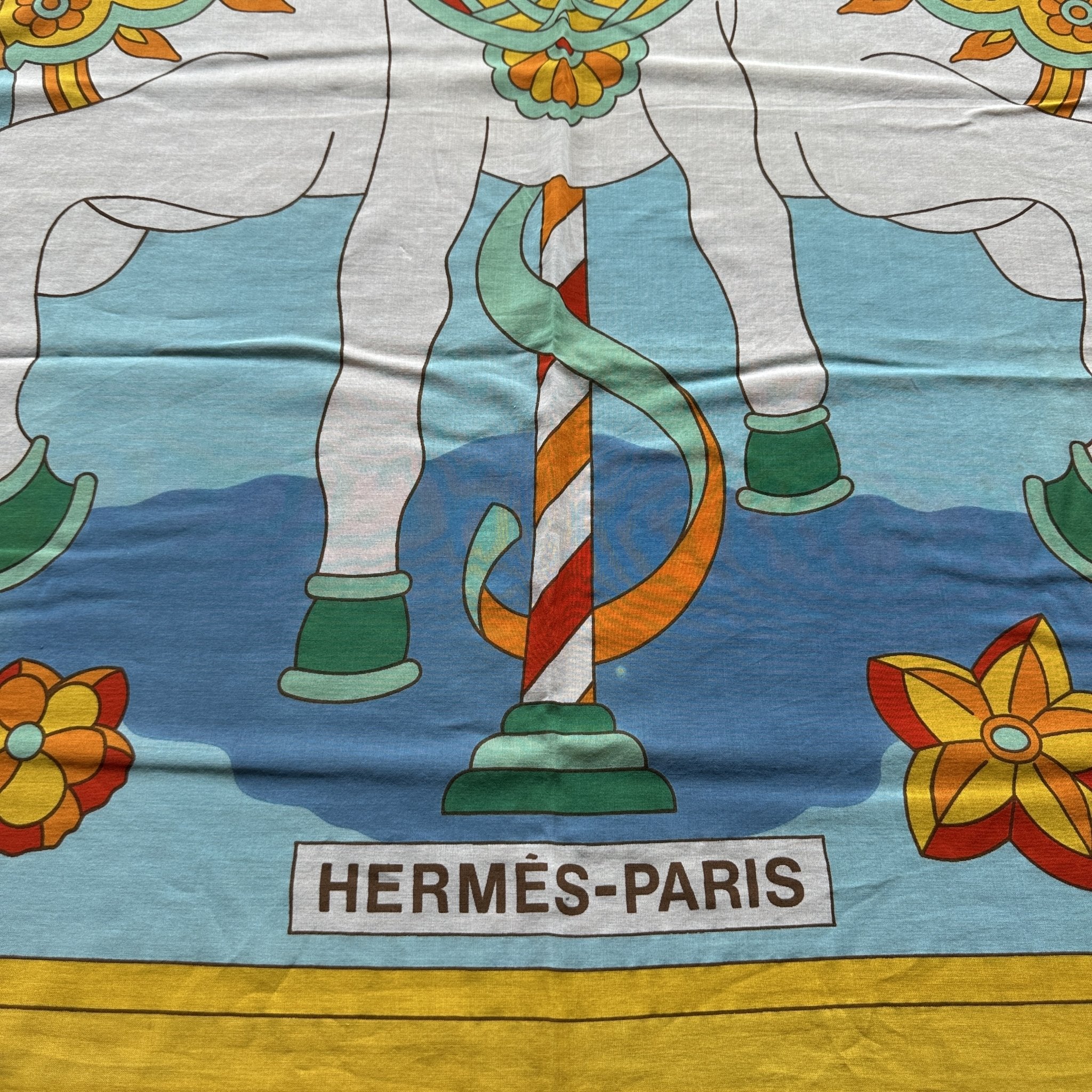 Nom Hermès imprimé dans la composition du paréo