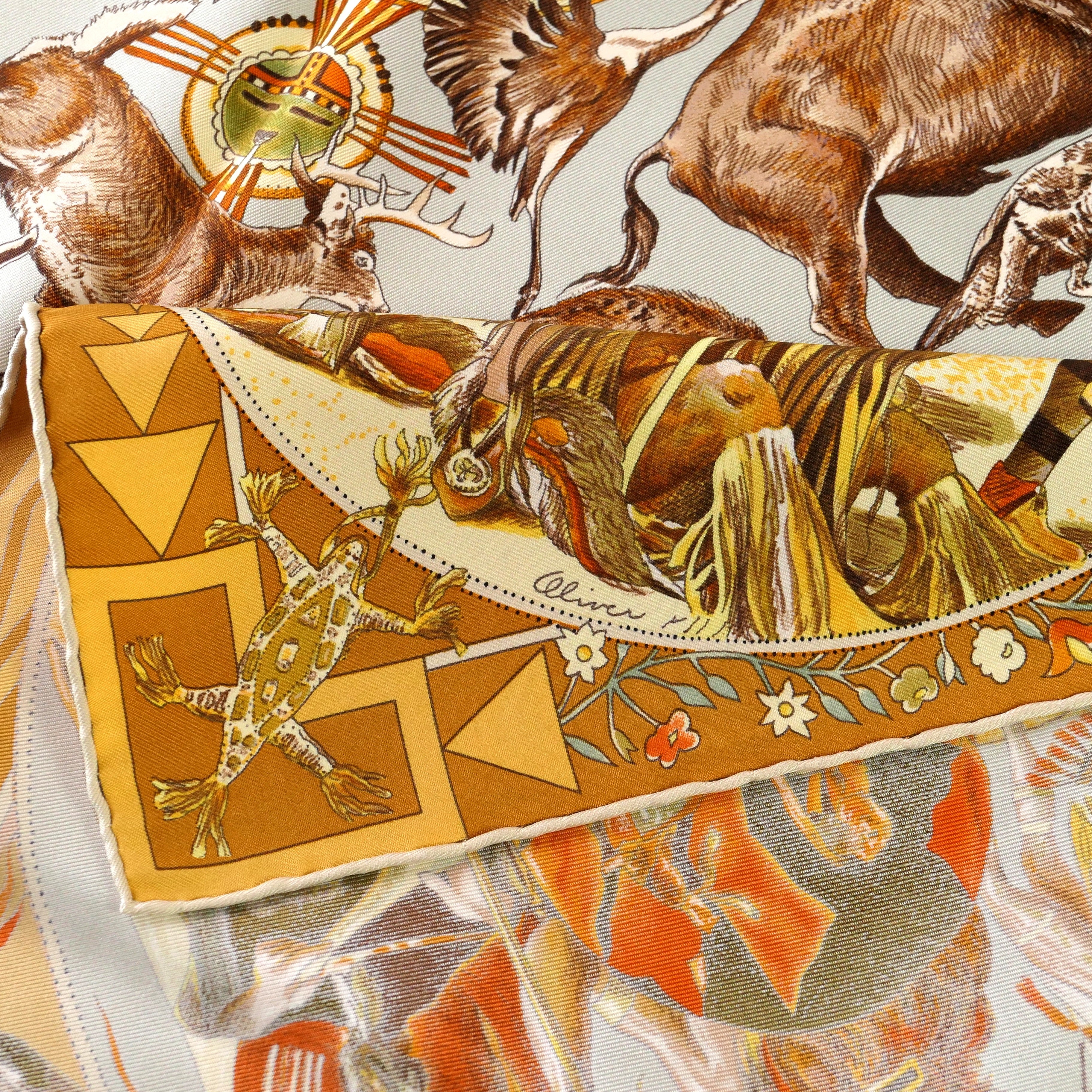 Carré Hermès Mythologies des Hommes Rouges 90 cm soie, détail signature Oliver et bordure lézard