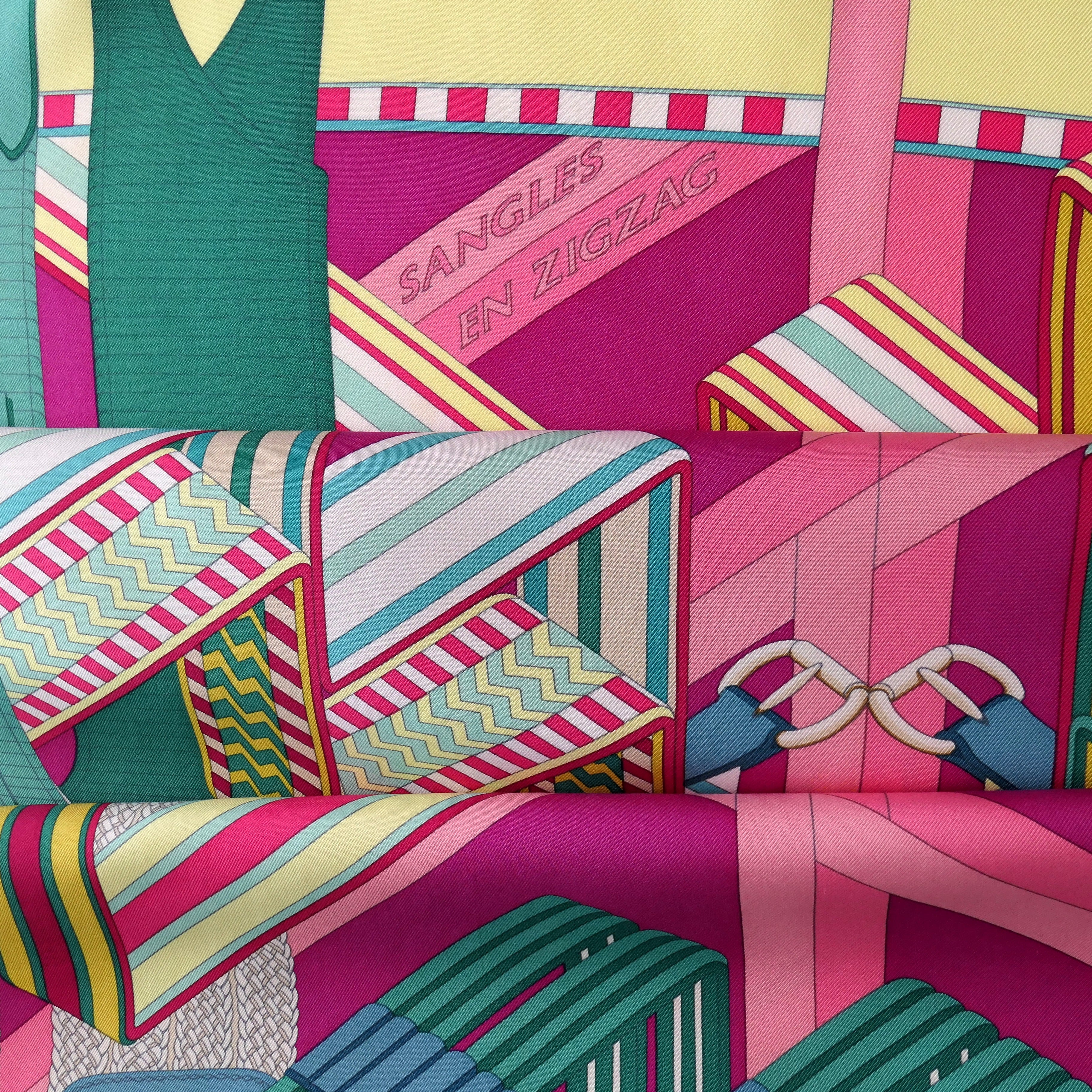 Carré Hermès Sangles en zigzag 90 cm soie, détail titre imprimé sur fond fuchsia
