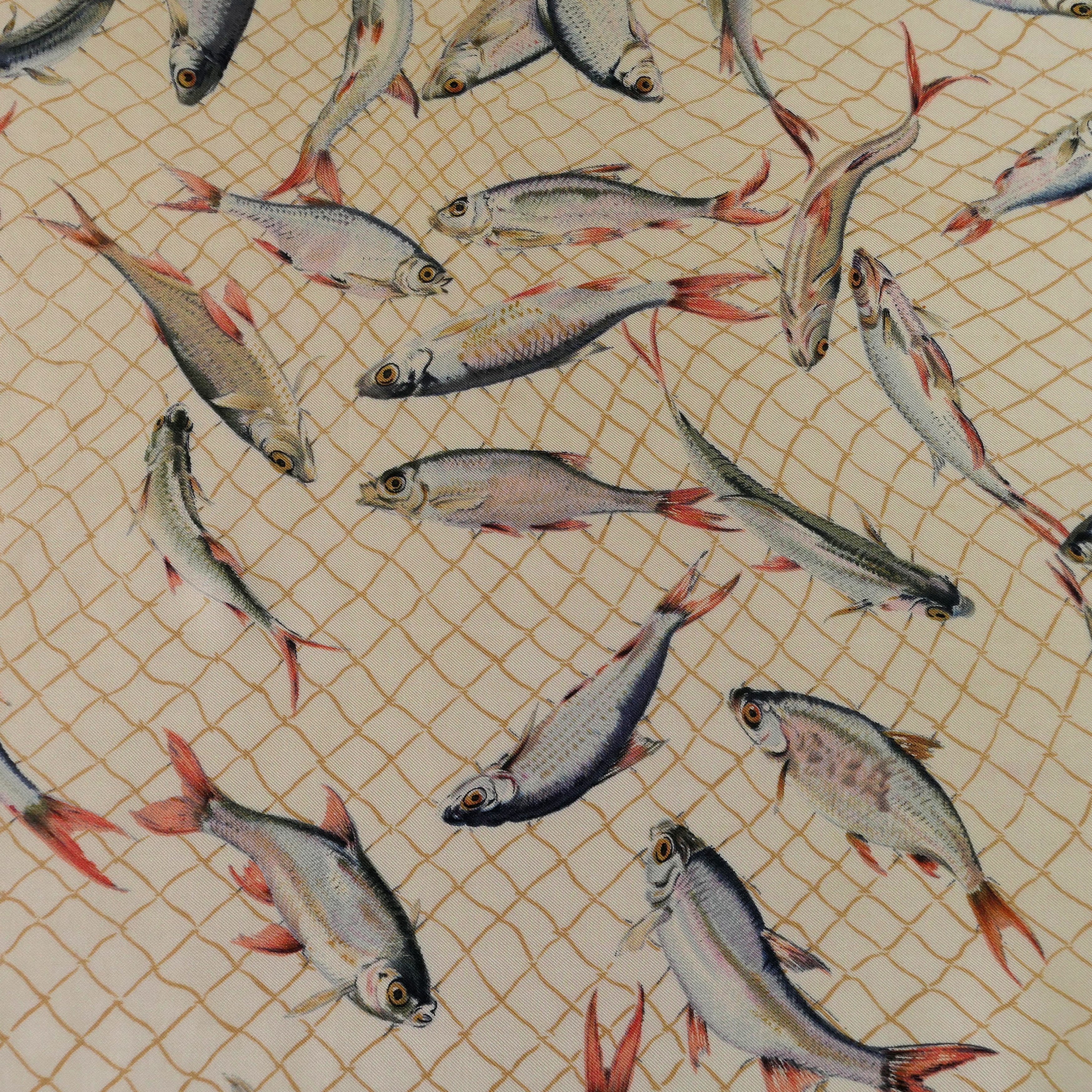 Carré Hermès Coup de Filet 90 cm soie, détail état fils tirés et traces du temps