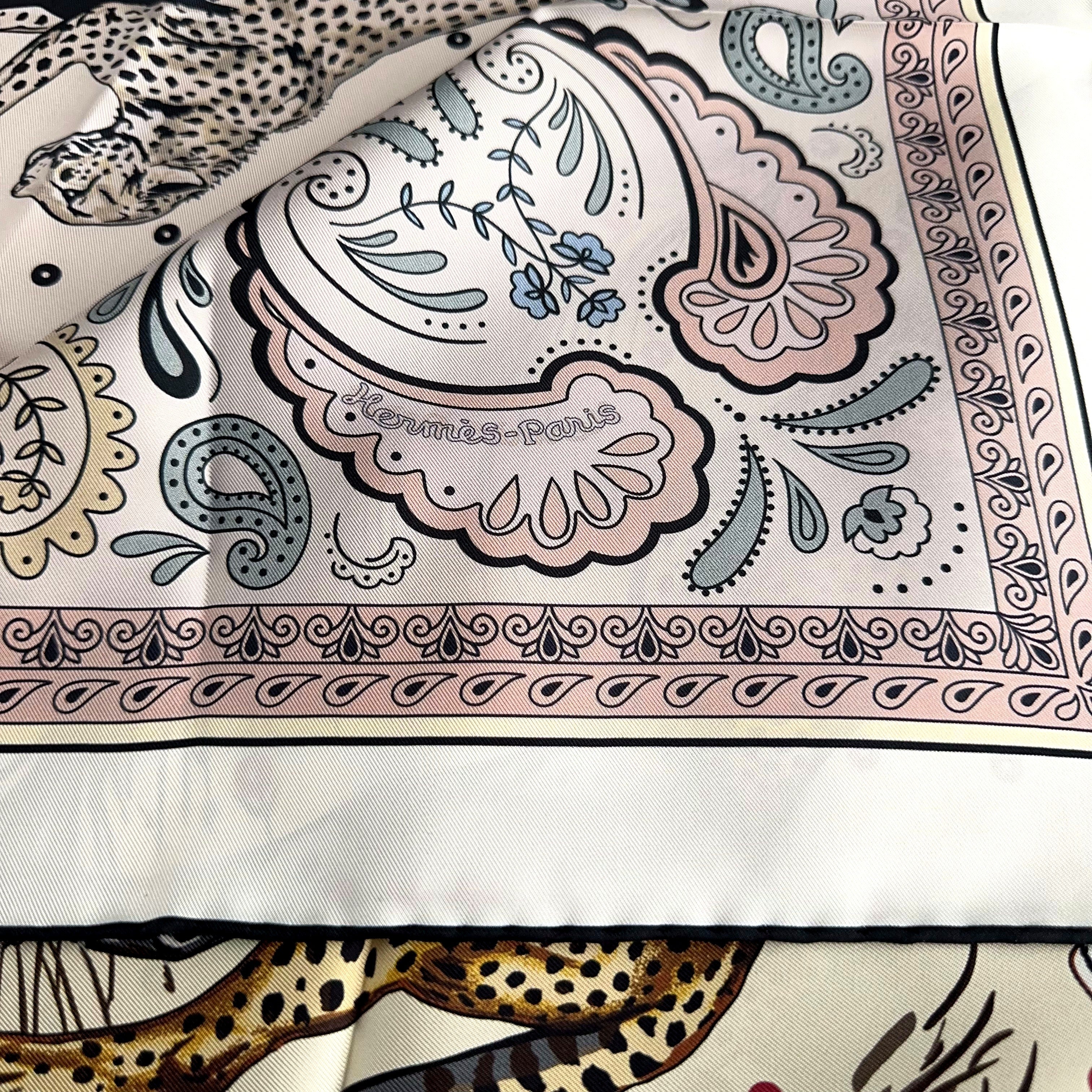 Carré Hermès Guépards Bandana de Robert Dallet, 90 cm soie, signature Hermès-Paris face verso