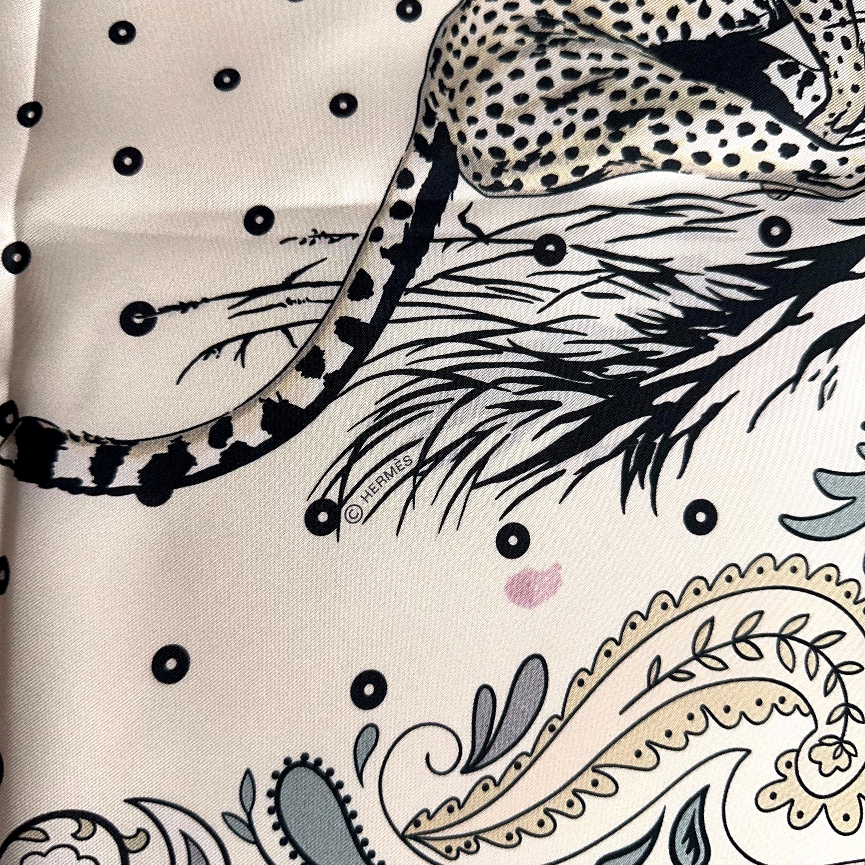 Carré Hermès Guépards Bandana de Robert Dallet, 90 cm soie, transparence produit : détail de la petite tâche