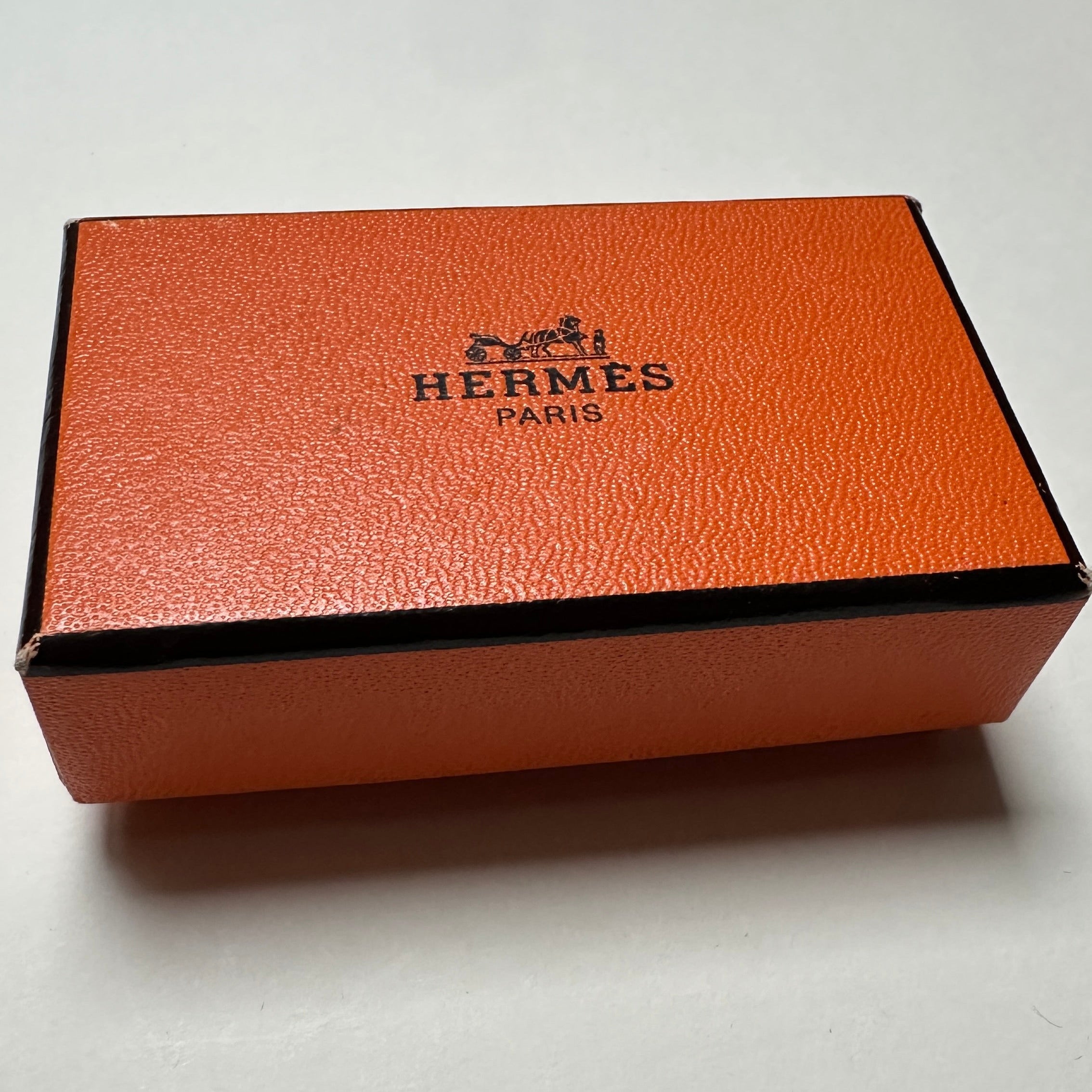 boite Hermès à boucles d'oreille fermée en très bon état 