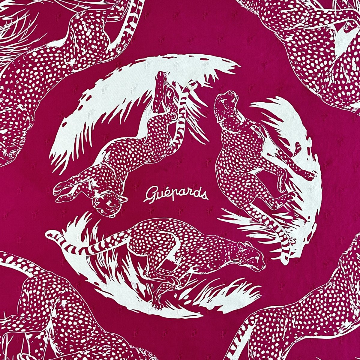 Carré Hermès Guépards Tatouage Robert Dallet 90 cm soie, détail du titre et des guépards en course