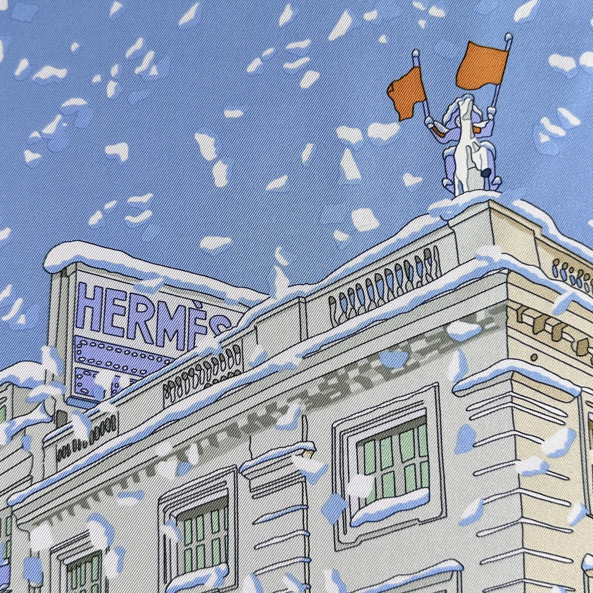Carré Hermès Noël au 24 Faubourg Rybaltchenko 90 cm soie bleu ciel, enseigne Hermès et cavalier sur le toit