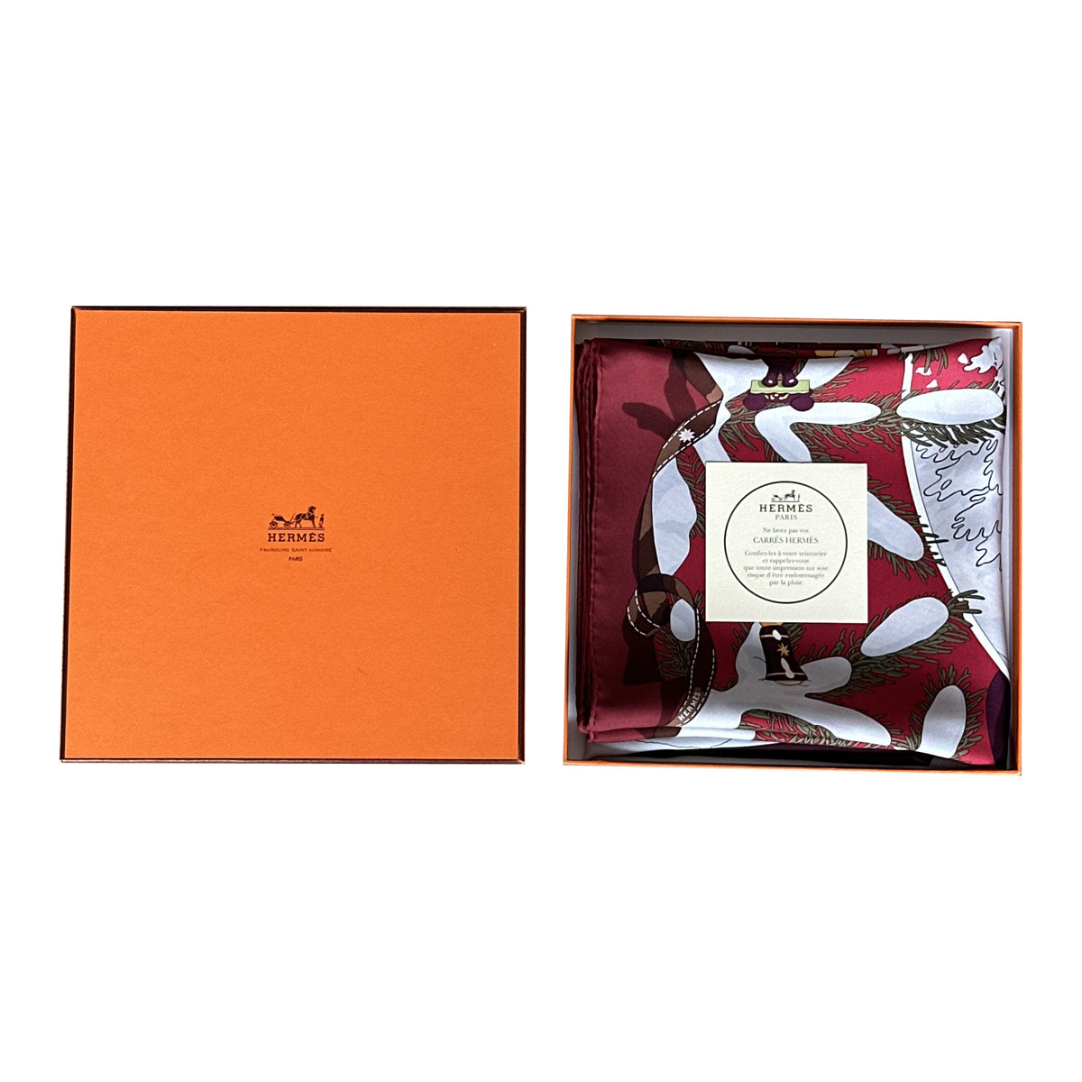 Carré Hermès Noël au 24 Faubourg Rybaltchenko 90 cm soie rouge, plié dans sa boîte Hermès orange avec couvercle