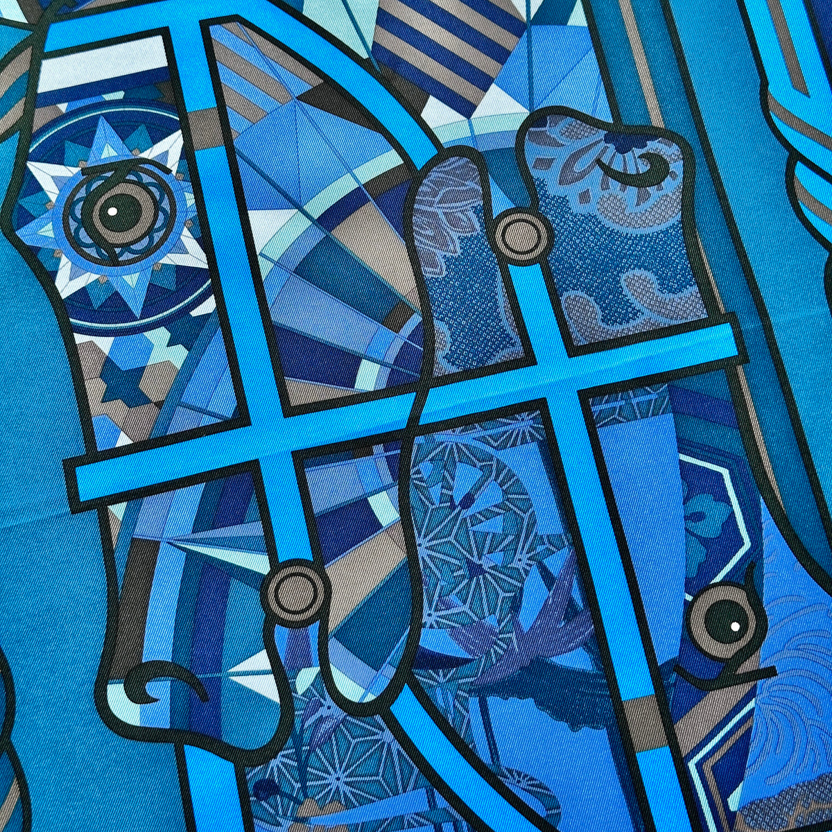 Carré Hermès Quadrige Costumé 70 cm soie, détail œil étoilé et harnais bleu ciel