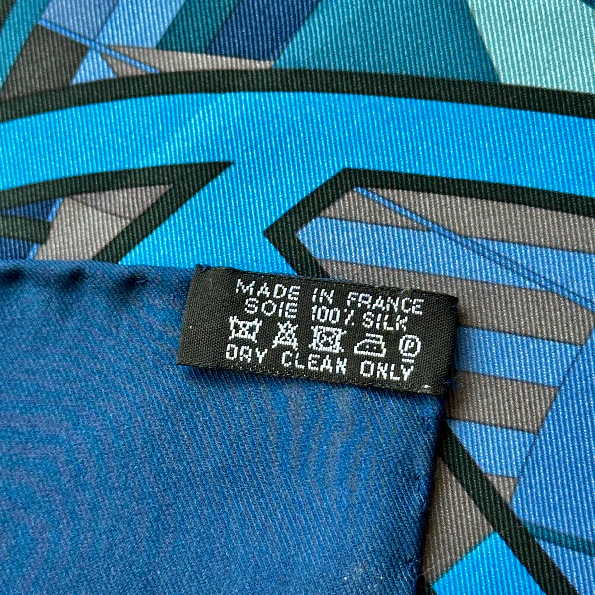 Carré Hermès Quadrige Costumé 70 cm soie, étiquette de composition Made in France