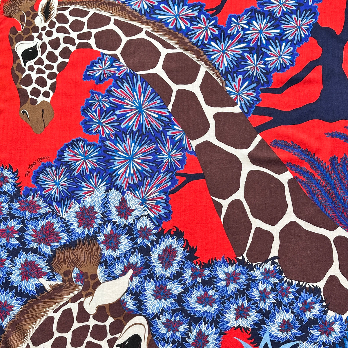 Châle Hermès The Three Graces Alice Shirley 140 cm cachemire et soie, détail girafe penchée et titre