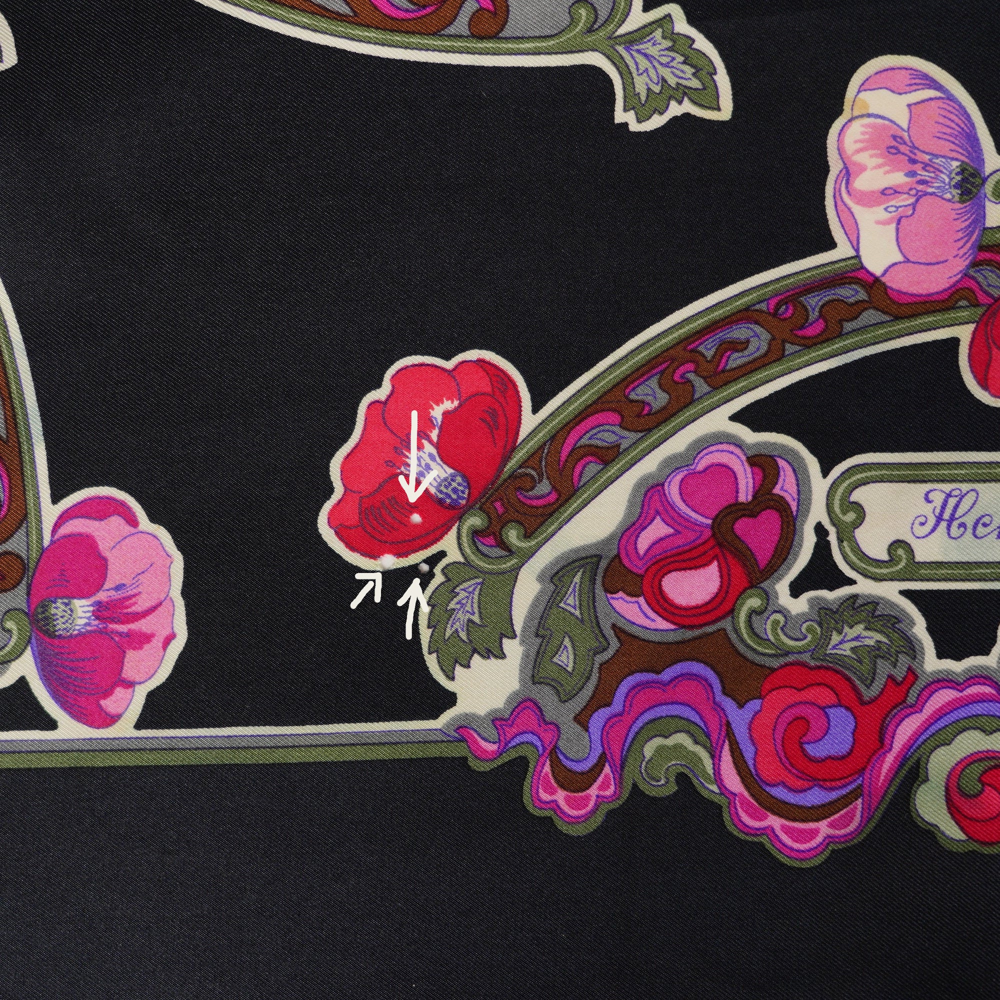 transparence produit : zoom sur trois petits trous de la taille d'une tête d'épingle sur le foulard Hermès vintage Anémone