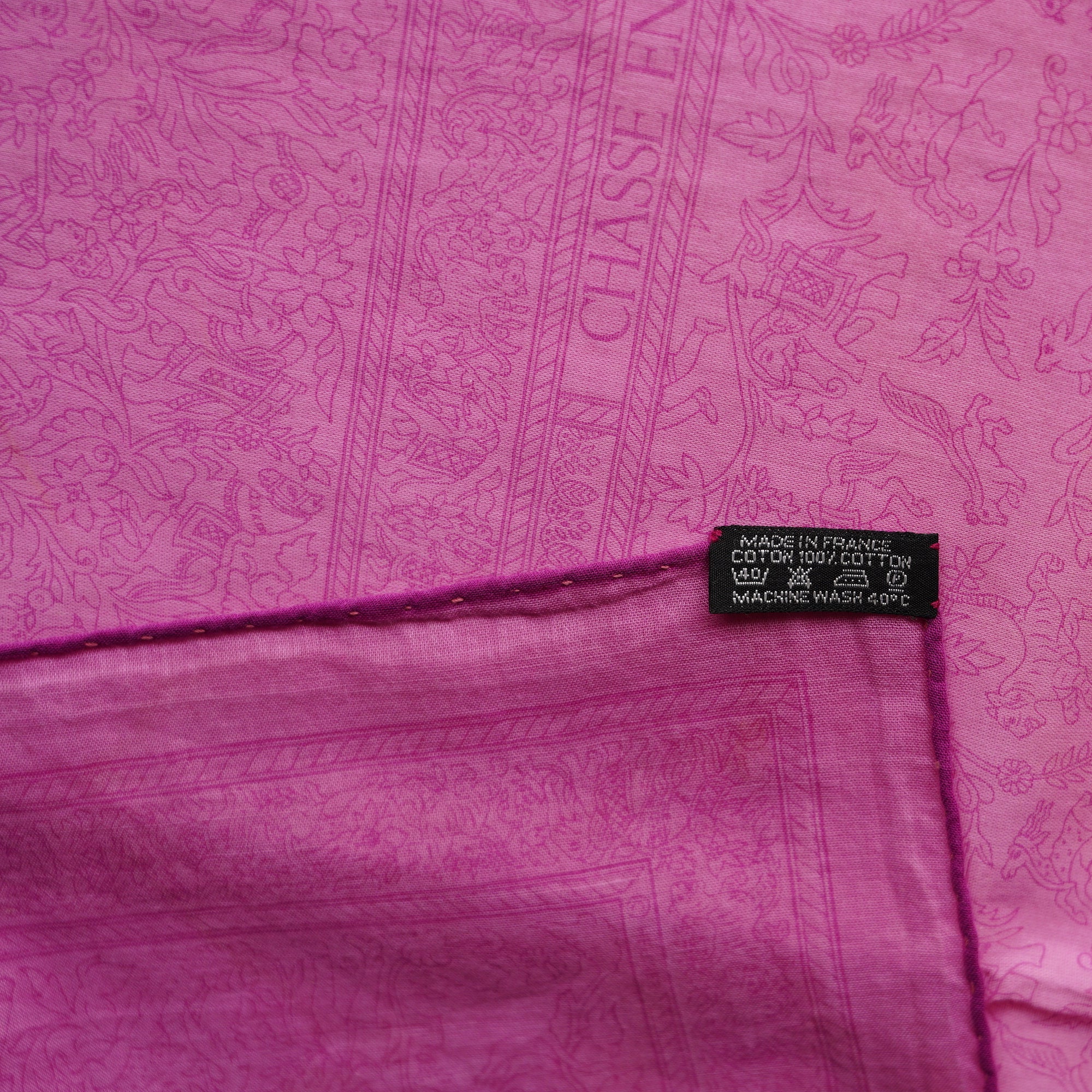 Vue rapprochée du foulard avec l'étiquette de composition originale confirmant l'authenticité de la pièce.