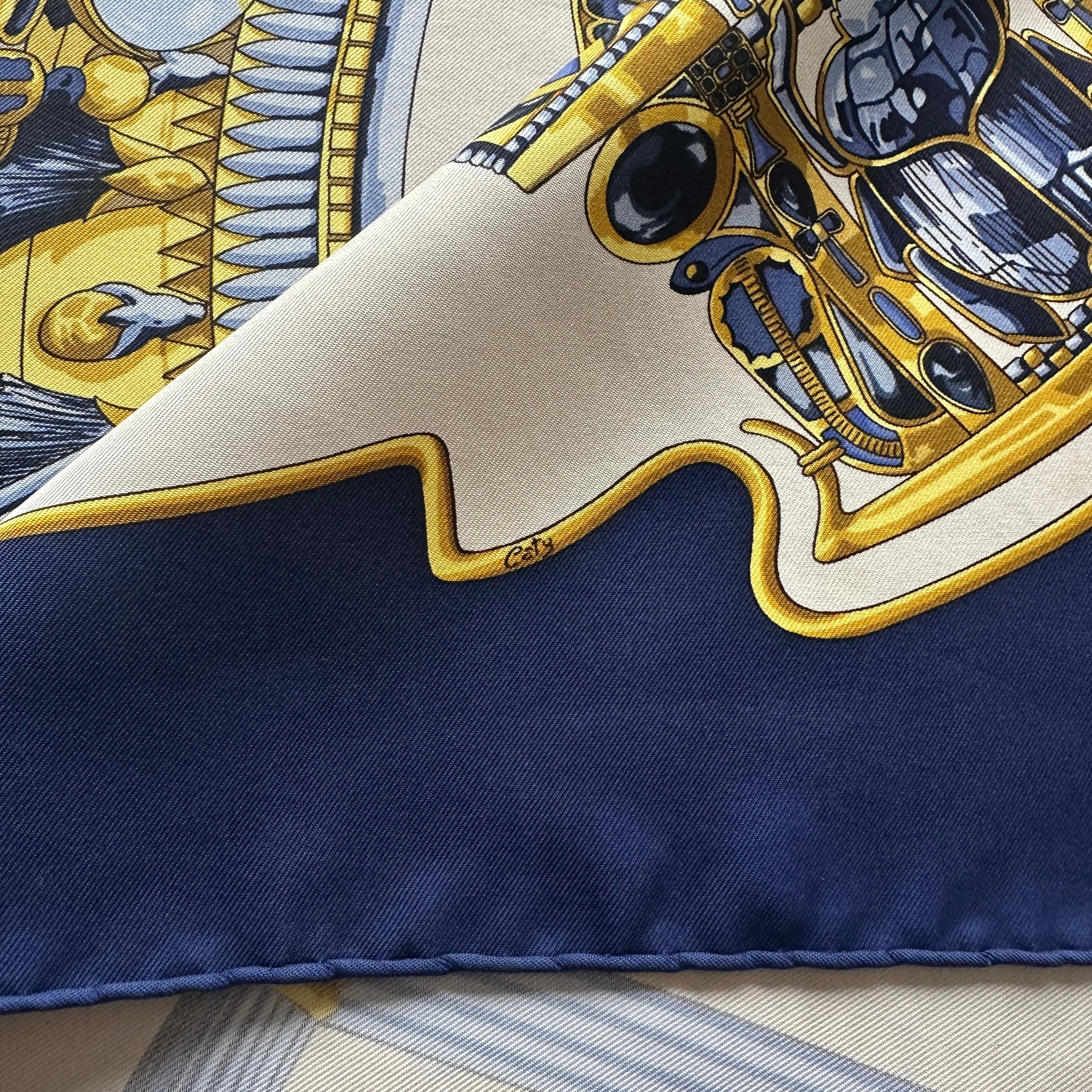 Détail bord roulotté bleu marine – finition main foulard Hermès-signature Caty Latham 