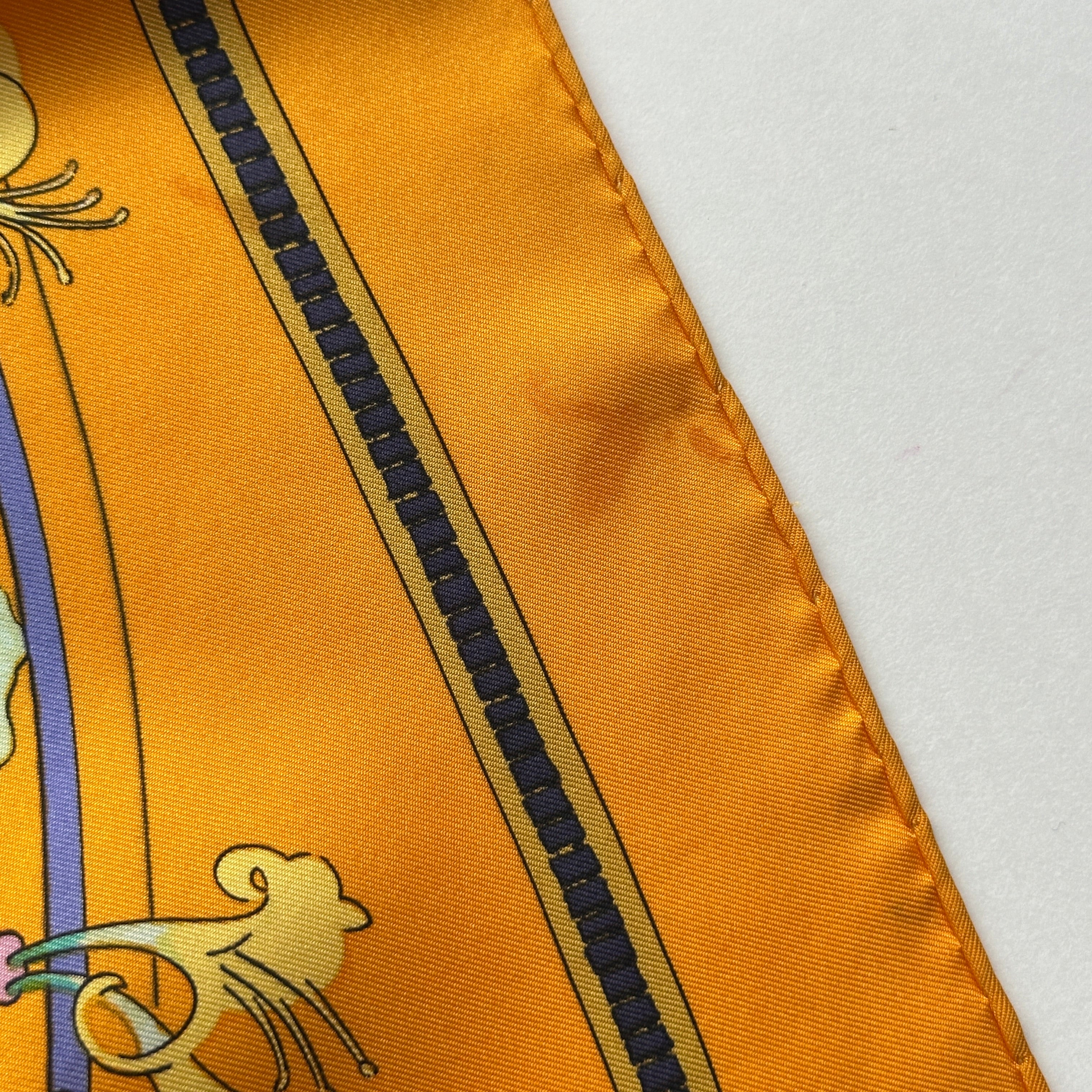 transparence état du foulard Hermès vintage : zoom sur une très légère tâche