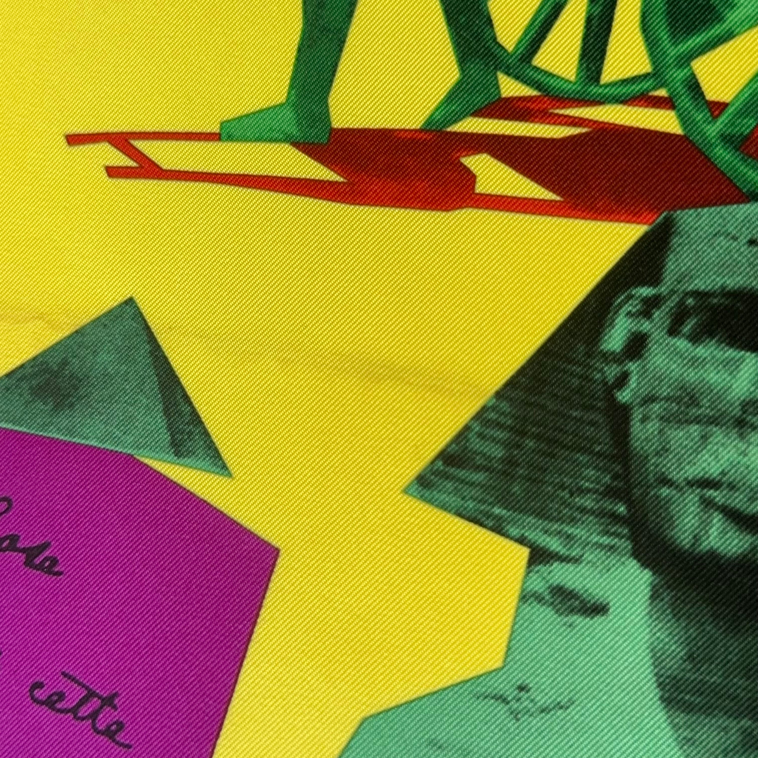 transparence sur l'état du foulard vintage Pierres Loti : zoom sur légère petite trace sur un des plis 