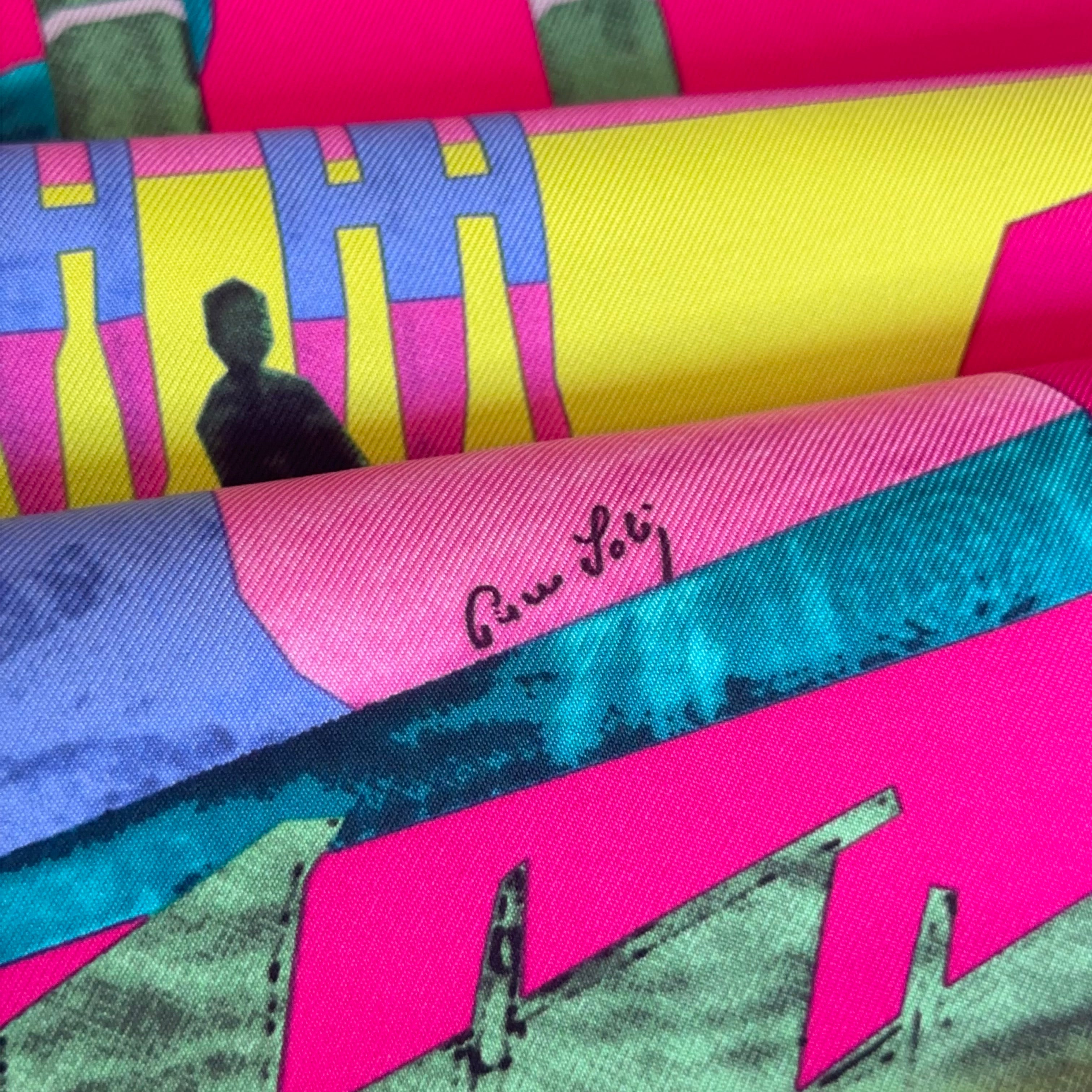 Zoom macro sur la trame de la soie montrant l'inscription manuscrite "Pierre Loti" intégrée dans les aplats de couleurs géométriques.