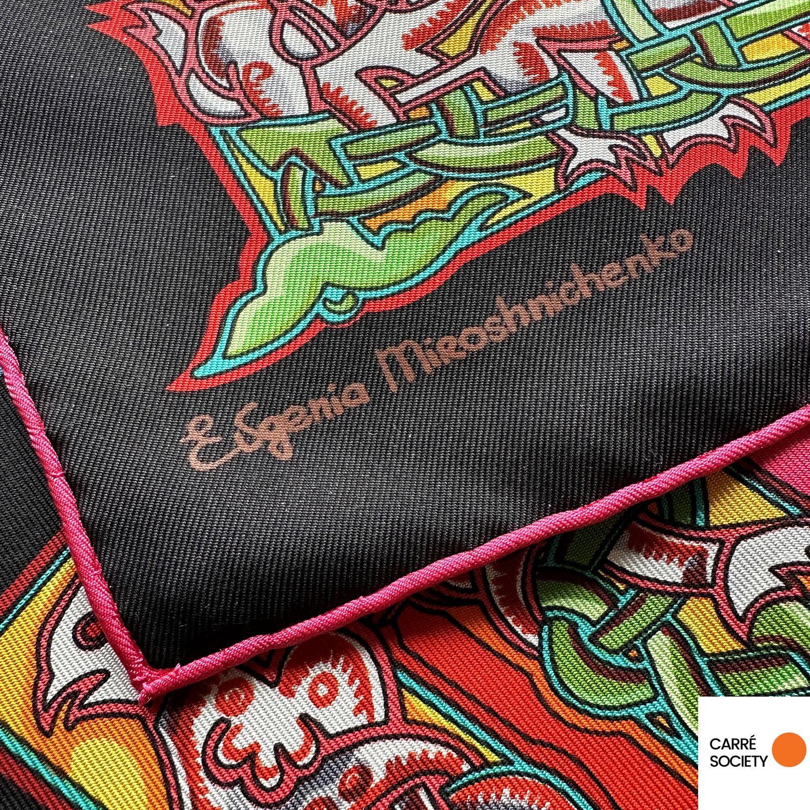 Signature de l’artiste : mention « E. Miroshnichenko » visible dans un coin du foulard.