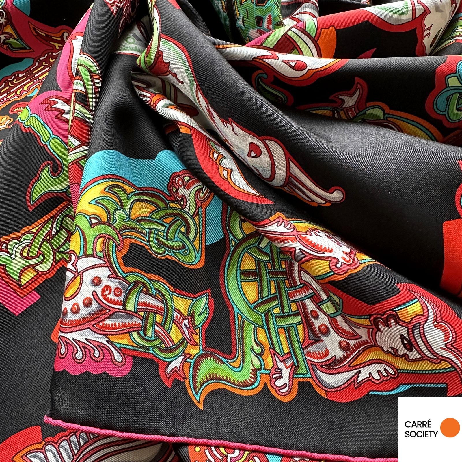 Vue rapprochée du motif : détails du dessin coloré aux influences slaves, sur fond noir.