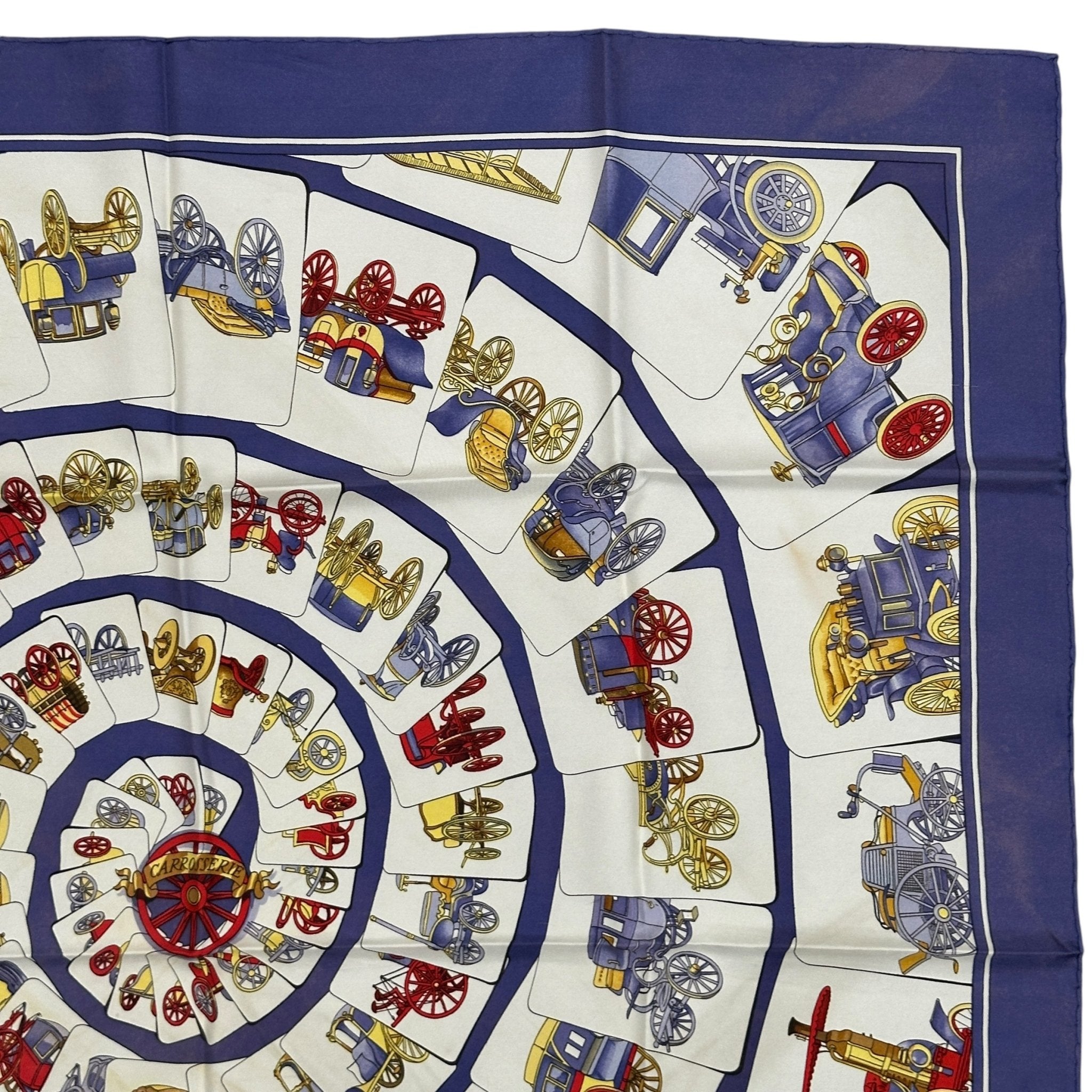 coin superieur droit du foulard voitures bleues et rouges sur fond blanc 