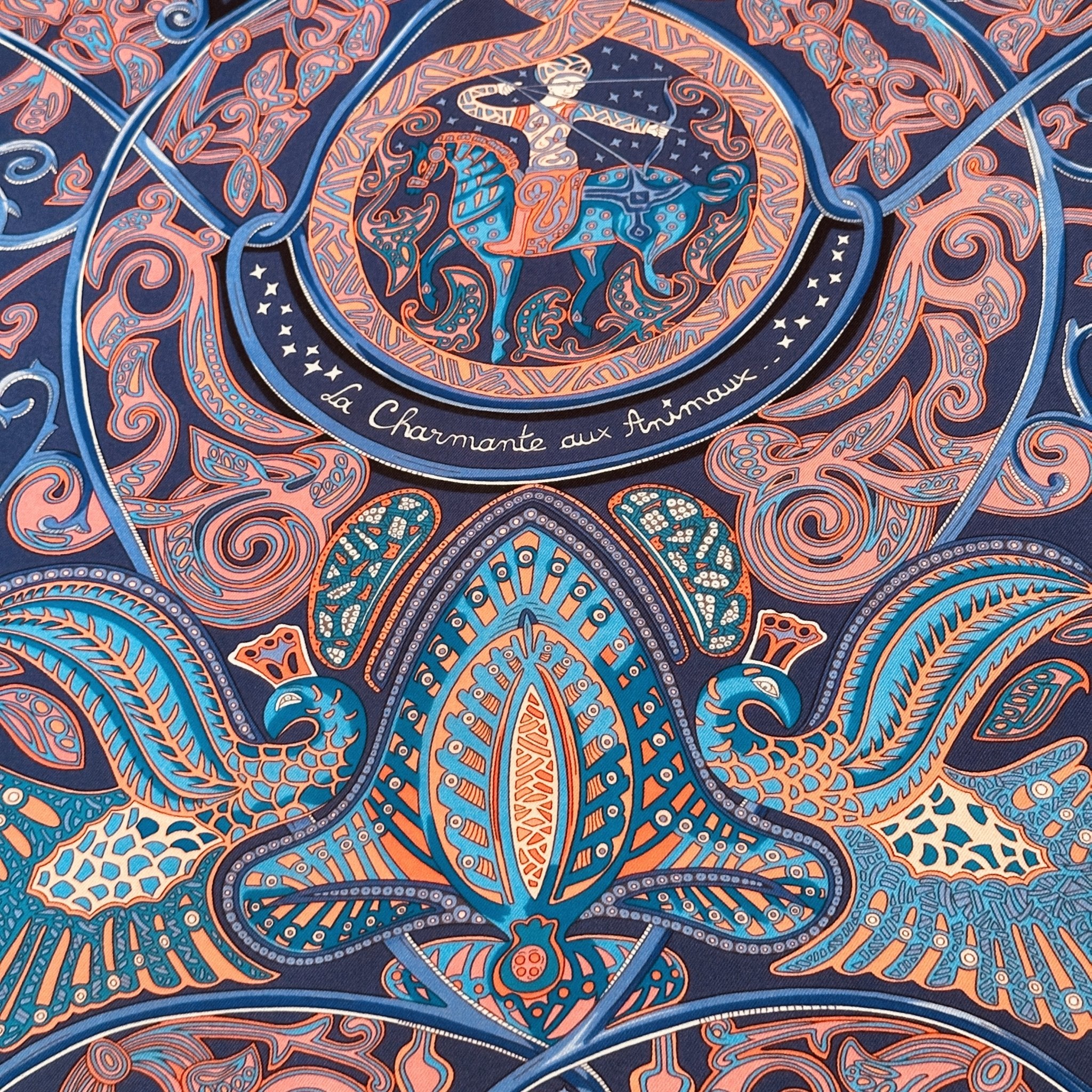 détail de dessin de deux paons au centre du foulard 