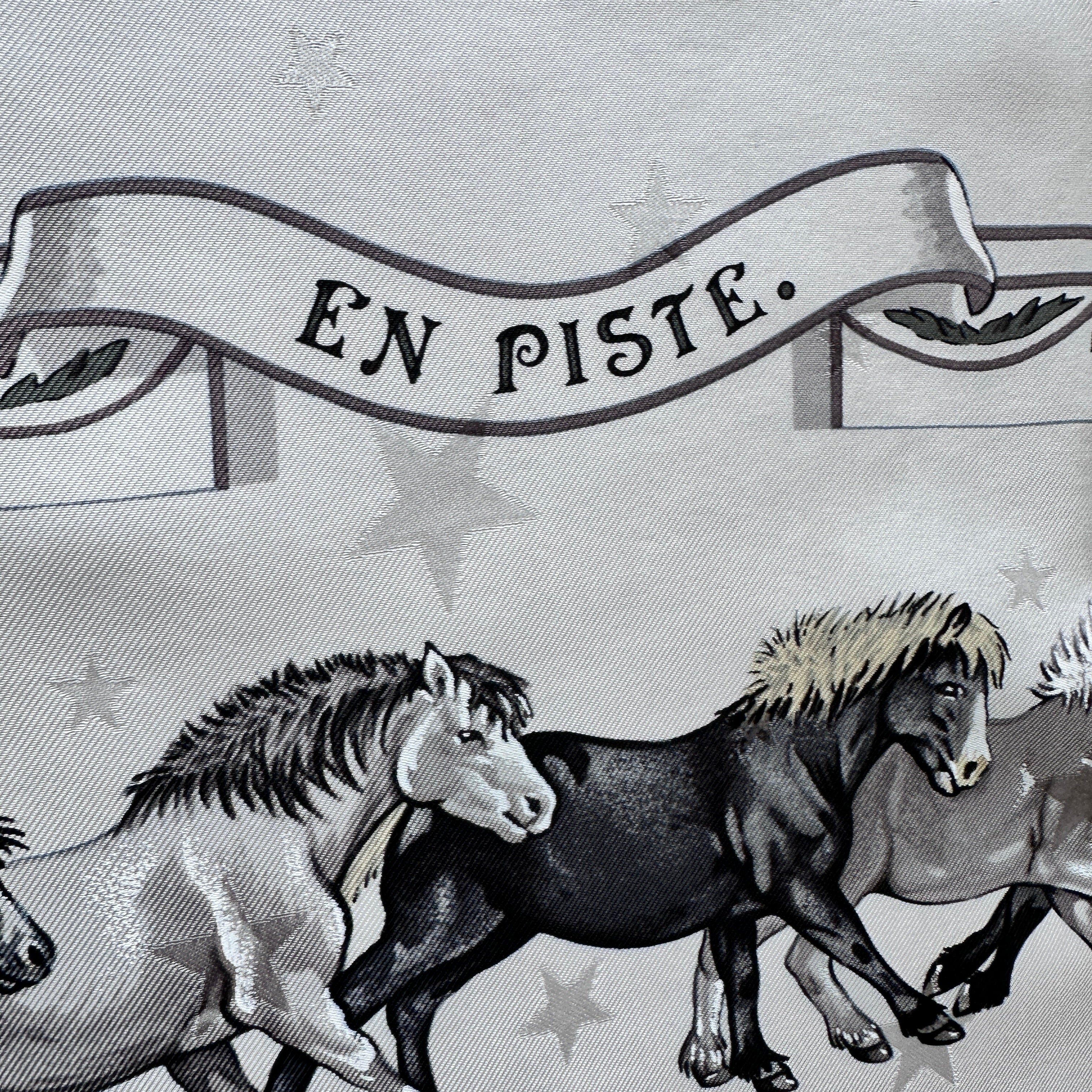 Inscription du titre En Piste sur une banderole de cirque illustrée.