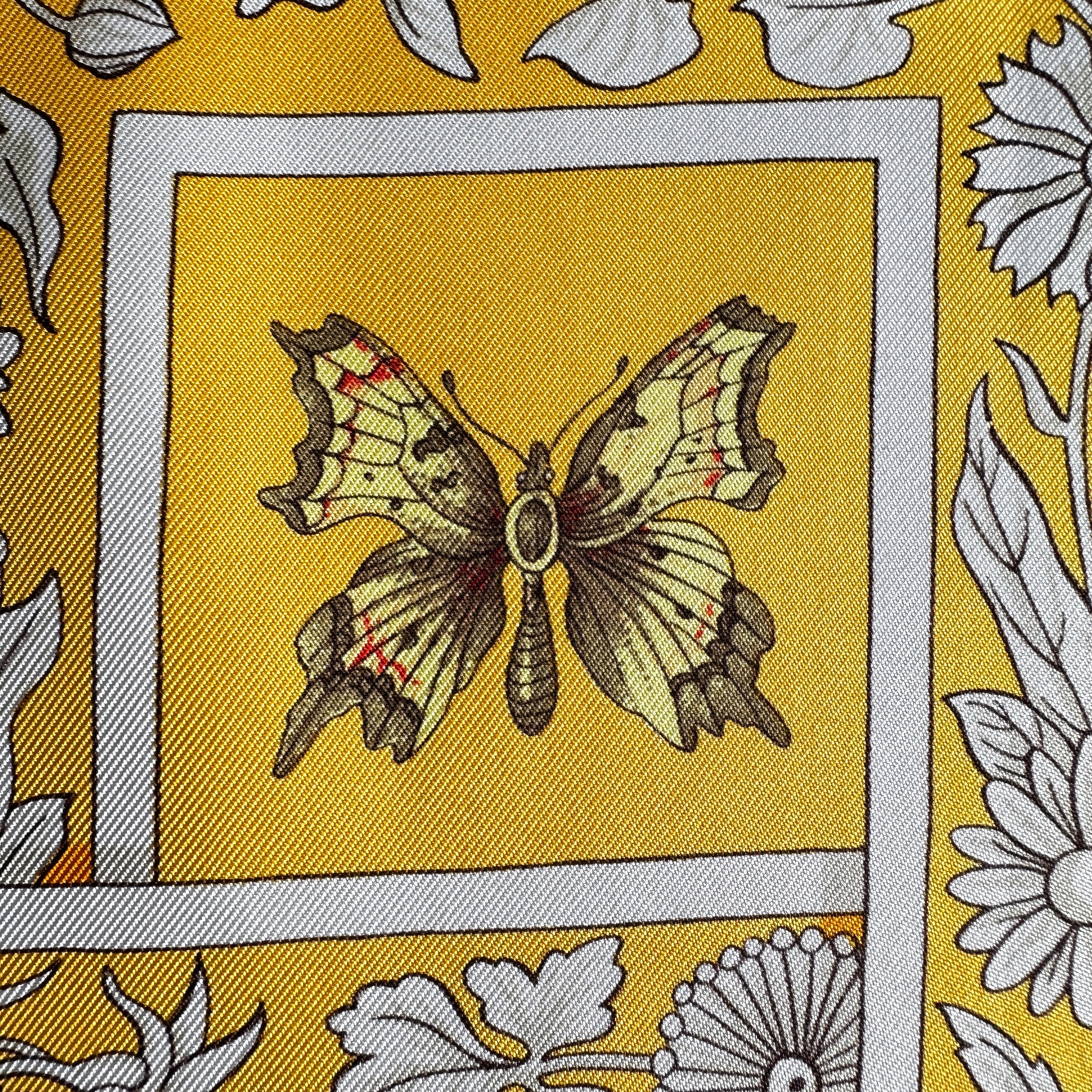 Gros plan sur un papillon coloré dessinés sur la soie.