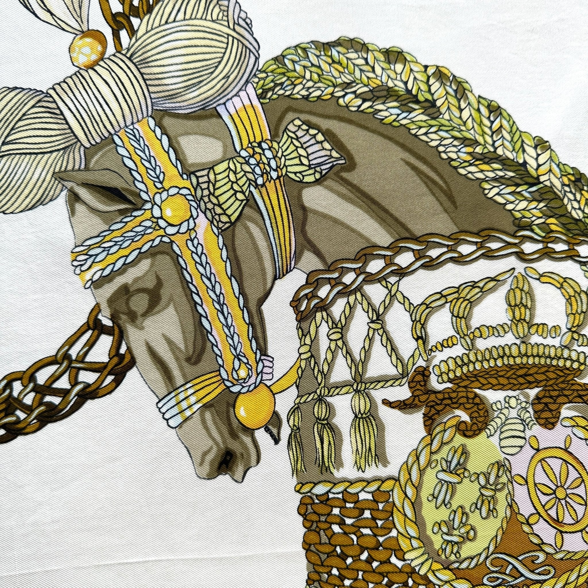 détail dessin de timbalier à cheval sur le carré Hermès coloris blanc et rose 